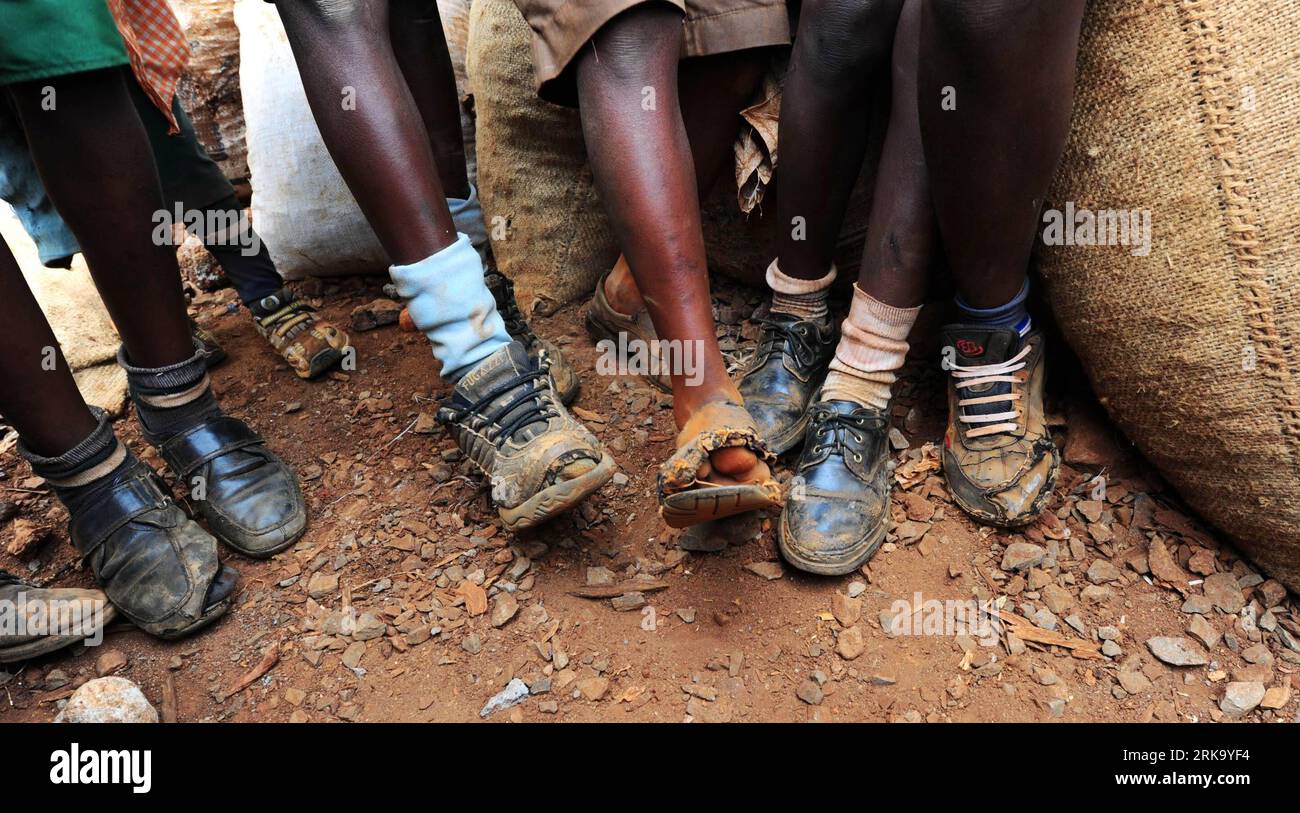 Bildnummer: 54245294 Datum: 21.07.2010 Copyright: imago/Xinhua (100722) -- NAIROBI, 22 luglio 2010 (Xinhua) -- gli studenti che indossano scarpe rotte giocano nel piccolo cortile della scuola di soccorso di Stara a Kibera, capitale del Kenya, il 21 luglio 2010. La scuola di salvataggio Stara è stata fondata nel 2000 nella baraccopoli di Kibera a Nairobi. Quarantotto bambini su circa 500 nella scuola di soccorso di Stara sono stati diagnosticati con HIV/AIDS e attualmente sono sotto farmaci antiretrovirali. Circa il 70 per cento dei bambini della scuola sono orfani dall'AIDS, il 10 per cento viene trascurato e abusato, mentre un altro 5 per cento entra Foto Stock