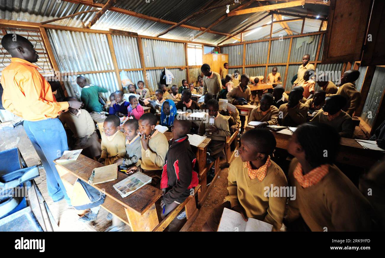 Bildnummer: 54245288 Datum: 21.07.2010 Copyright: imago/Xinhua (100722) -- NAIROBI, 22 luglio 2010 (Xinhua) -- gli studenti frequentano le lezioni della scuola di soccorso Stara a Kibera di Nairobi, capitale del Kenya, il 21 luglio 2010. La scuola di salvataggio Stara è stata fondata nel 2000 nella baraccopoli di Kibera a Nairobi. Quarantotto bambini su circa 500 nella scuola di soccorso di Stara sono stati diagnosticati con HIV/AIDS e attualmente sono sotto farmaci antiretrovirali. Circa il 70 per cento dei bambini della scuola sono orfani dall'AIDS, il 10 per cento di loro viene trascurato e abusato, mentre un altro 5 per cento proviene da famiglie di povertà estrema. T Foto Stock