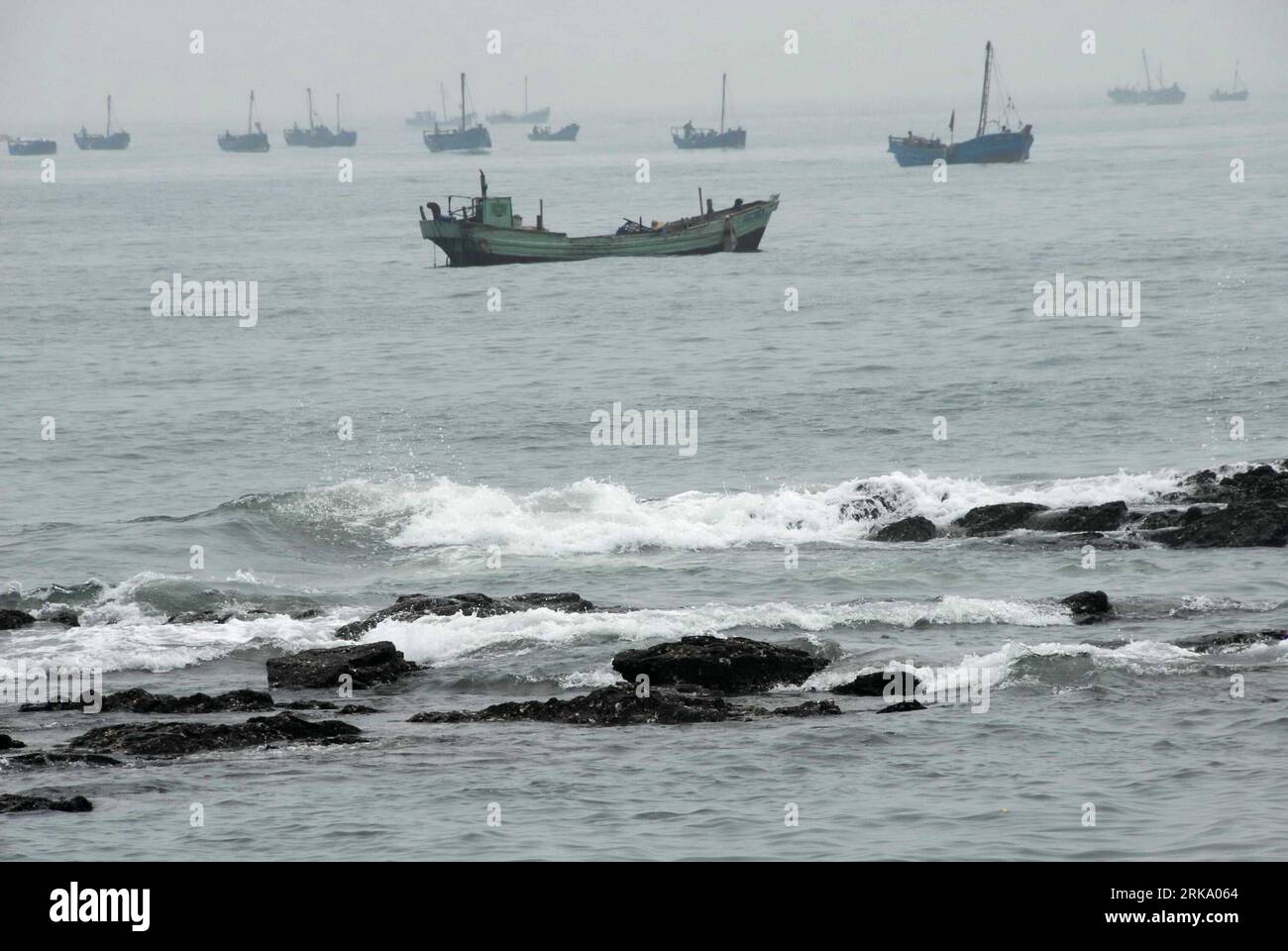 Bildnummer: 54248537 Datum: 22.07.2010 Copyright: imago/Xinhua (100723) -- DALIAN, 23 luglio 2010 (Xinhua) -- i pescherecci effettuano operazioni di bonifica delle fuoriuscite di petrolio al largo della costa di Dalian City, provincia di Liaoning della Cina nordorientale, 22 luglio 2010. Di recente sono state mobilitate oltre 1.000 barche da pesca per unirsi all'operazione di bonifica delle fuoriuscite di petrolio dopo l'esplosione del tubo petrolifero nel porto di Dalian Xingang. Nel frattempo molti pescatori e volontari sono venuti a riva da soli per ripulire il petrolio greggio nel tentativo di recuperare il bellissimo paesaggio marino dei tempi passati. (Xinhua/Wang Xizeng) (zgp) (2)CINA-DALIAN Foto Stock