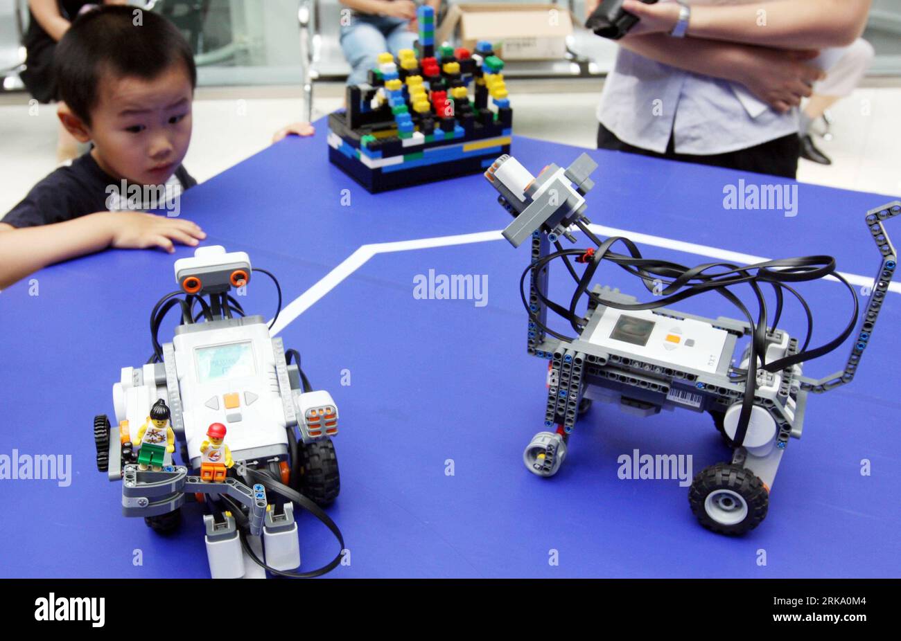 Bildnummer: 54250465 Datum: 24.07.2010 Copyright: imago/Xinhua (100724) -- URUMQI, 24 luglio 2010 (Xinhua) -- Un ragazzo guarda i robot al centro scientifico e tecnologico dello Xinjiang a Urumqi, capitale della regione autonoma dello Xinjiang Uygur della Cina nord-occidentale, 24 luglio 2010. Nel centro scientifico e tecnologico è stato allestito uno studio di robotica, che attrae molti studenti durante le vacanze estive. (Xinhua/Zhang Xiuke) CHINA-URUMQI-STUDENT-ROBOT SCIENCE (CN) PUBLICATIONxNOTxINxCHN Gesellschaft Kind Wissenschaft Roboter kbdig xsk 2010 quer o0 Technik, Bildung, Lego Bildnummer 54250465 Date 24 07 Foto Stock