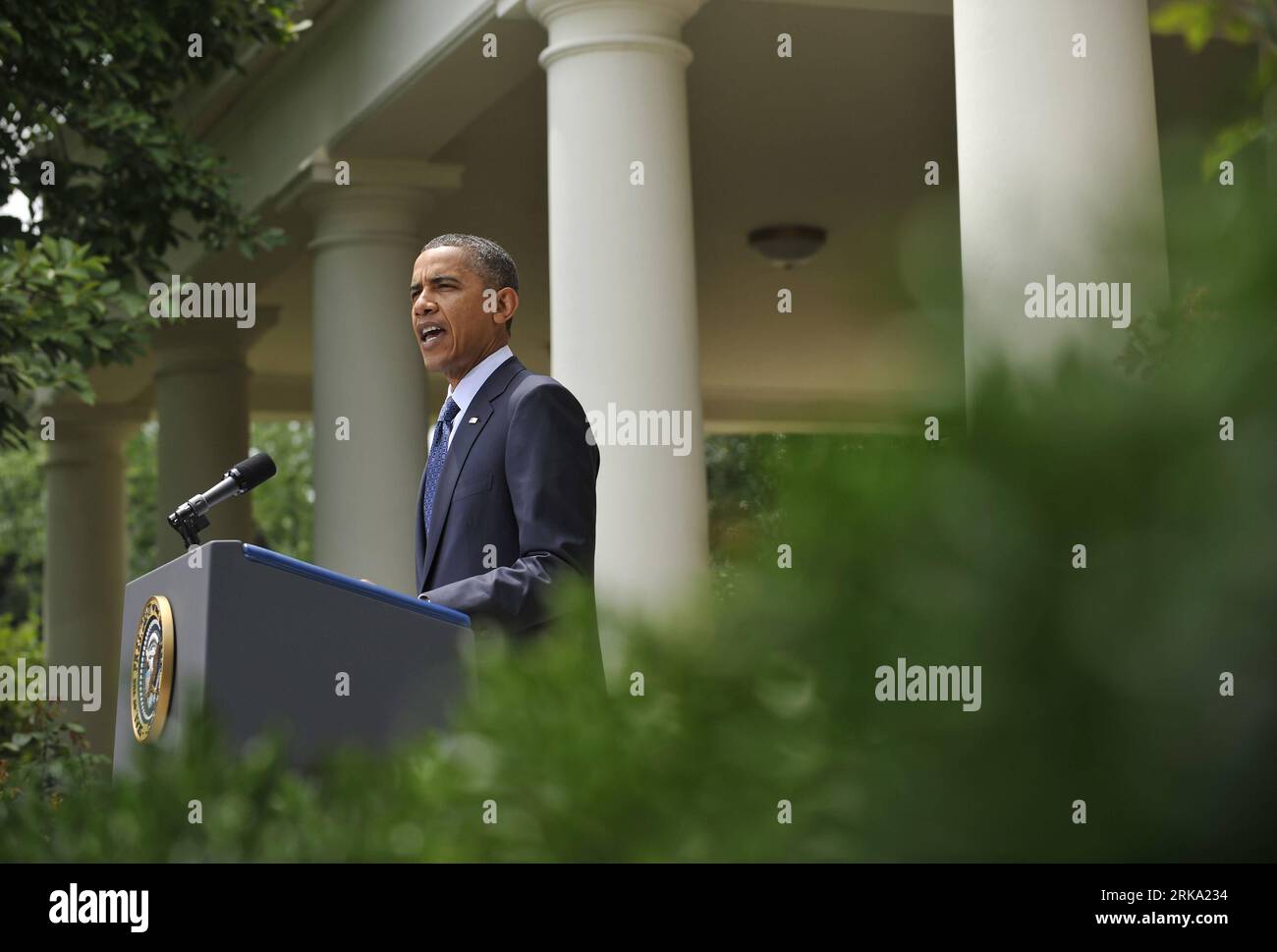 Bildnummer: 54257204 Datum: 27.07.2010 Copyright: imago/Xinhua (100727) - WASHINGTON, 27 luglio 2010 (Xinhua) - il presidente degli Stati Uniti Barack Obama fa una dichiarazione ai media dopo un incontro bipartisan con i membri del Congresso nel Rose Garden della Casa Bianca a Washington D.C., capitale degli Stati Uniti, 27 luglio 2010. Obama ha detto martedì che era preoccupato per la fuga di documenti militari statunitensi sull'Afghanistan, ma i giornali non rivelano nuove informazioni. (Xinhua/Zhang Jun) (zw) (2)U.S.-WASHINGTON-OBAMA-AFGHANISTAN-DOCUMENTS-LEAK PUBLICATIONxNOTxINxCHN Politik people kbdig xng Foto Stock