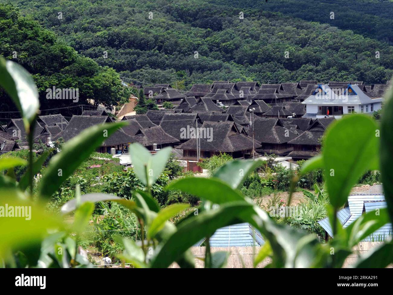 Bildnummer: 54258596 Datum: 27.07.2010 Copyright: imago/Xinhua (100727) -- JINGHONG, 27 luglio 2010 (Xinhua) -- foto scattata il 27 luglio 2010 mostra il villaggio di Jino nella municipalità di Jino Mountain della città di Jinghong nella prefettura autonoma di dai di Xishuangbanna, nella provincia dello Yunnan della Cina sud-occidentale. Con una popolazione registrata di 22.000, il gruppo etnico Jino è uno dei 22 gruppi etnici più piccoli della Cina. Il villaggio di Jino attira turisti e ospiti da casa e dall'estero con la sua cultura religiosa tradizionale, il precedente stile di vita aborigeno, le caratteristiche uniche di abitazione e abbigliamento e anche Foto Stock