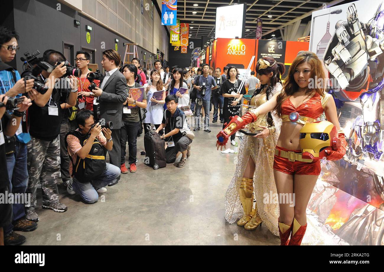 Bildnummer: 54261768 Datum: 29.07.2010 Copyright: imago/Xinhua (100729)-HONG KONG, 29 luglio 2010 (Xinhua)-- Show Girls wearing cosplay costumes pose ai fotografi durante l'anteprima mediatica di Ani-Com and Games Hong Kong 2010 a Hong Kong, Cina meridionale, 29 luglio 2010. L'Ani-Com and Games Hong Kong 2010 (ACGHK 2010) aprirà il 30 luglio all'Hong Kong Convention and Exhibition Center, che comprende 150 espositori e un totale di 506 bancarelle. (Xinhua/Song Zhenping)(wy) (5)CHINA-HONGKONG-GAMES-SHOW-PREVIEW (CN) PUBLICATIONxNOTxINxCHN Gesellschaft Comic Comics Messe Ausstellung Comicmesse kbdig xmk Foto Stock