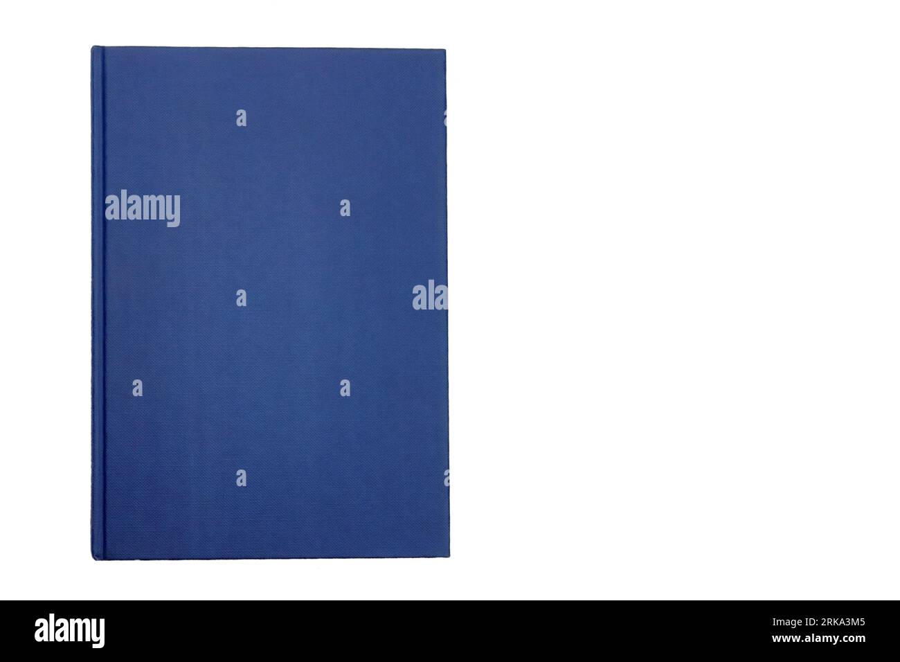 Vecchi libri: Una tipica copertina di un libro in tessuto blu scuro degli anni '1950. Impostare su uno sfondo bianco con spazio di copia. Foto Stock