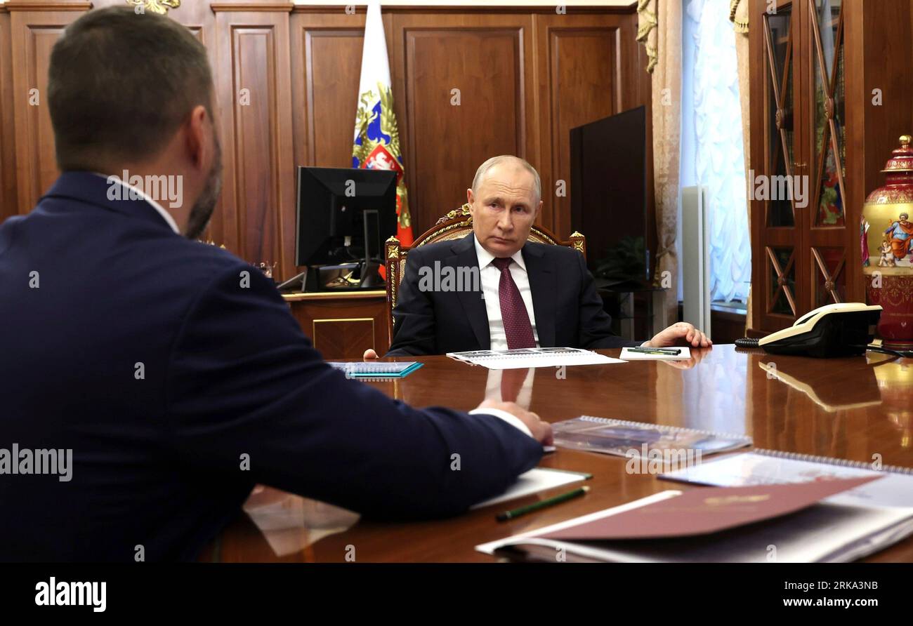 Mosca, Russia. 24 agosto 2023. Il presidente russo Vladimir Putin, a destra, ascolta il capo della Repubblica popolare di Donetsk Denis Pushilin, a sinistra, durante un incontro faccia a faccia al Cremlino, il 24 agosto 2023, a Mosca, in Russia. Crediti: Mikhail Klimentyev/Cremlino Pool/Alamy Live News Foto Stock