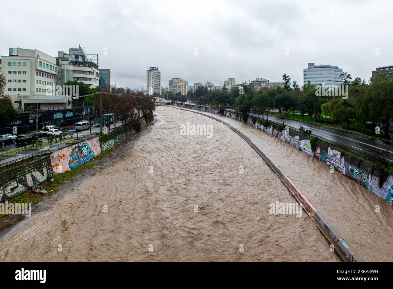 L'alta torbidità del fiume Mapocho a Santiago, durante le intense piogge dell'agosto 2023 nel Cile centrale Foto Stock