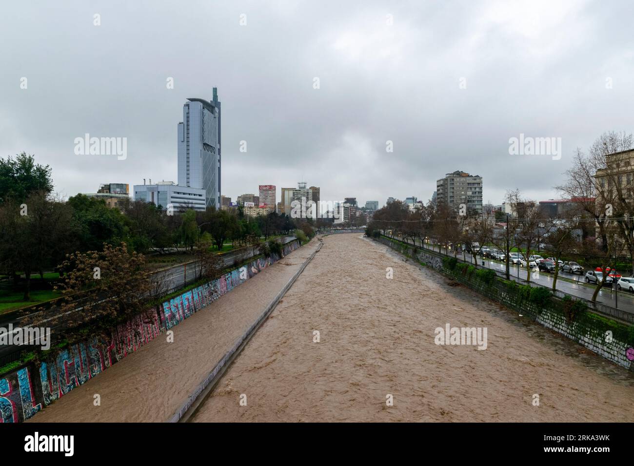 L'alta torbidità del fiume Mapocho a Santiago, durante le intense piogge dell'agosto 2023 nel Cile centrale Foto Stock