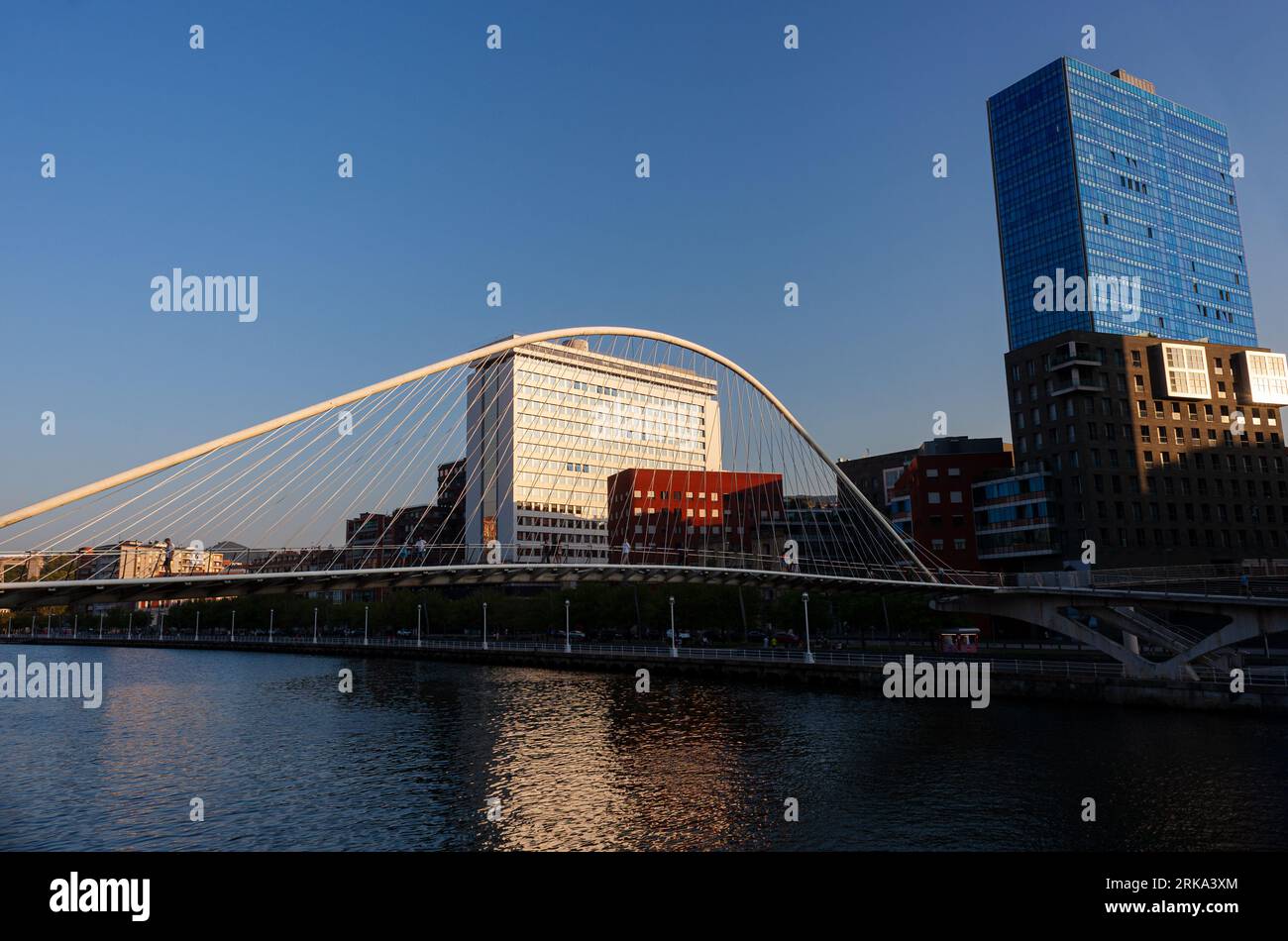 Bilbao, Spagna - 02 agosto 2022: Fiume Nervion e il ponte Zubizuri. Vista sul fiume Bilbao al tramonto Foto Stock
