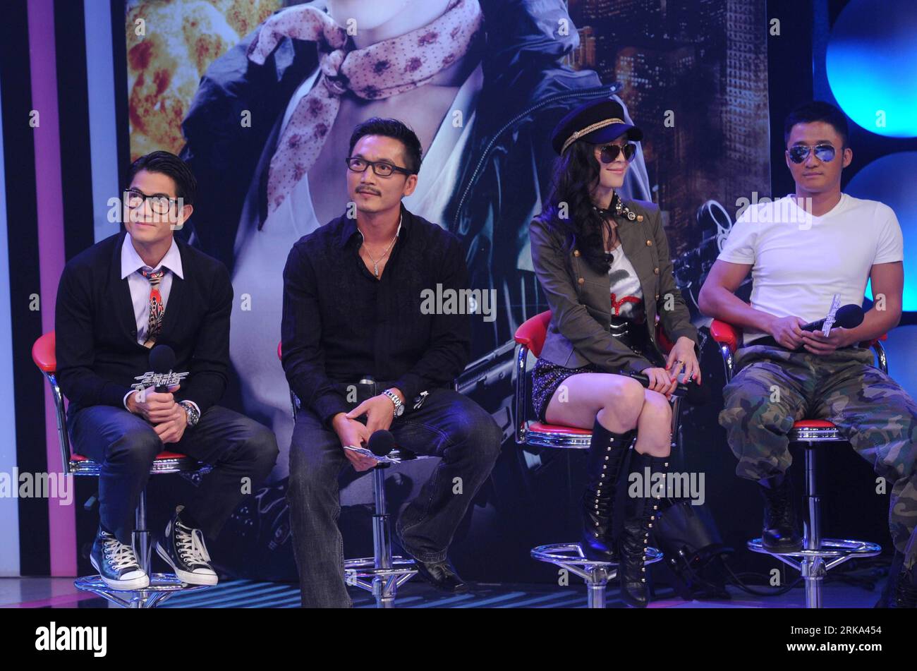 Bildnummer: 54266968 Datum: 01.08.2010 Copyright: imago/Xinhua (100801) -- PECHINO, 1 agosto 2010 (Xinhua) -- l'attore Aaron Kwok, l'attore Collin Chou, l'attrice Zhang Jingchu e l'attore Jacky Wu (da L a R), la squadra drammatica del film City Under Siege, si pongono durante la conferenza stampa del film a Pechino, capitale della Cina, 1 agosto 2010. (Xinhua/Jin Liangkuai) (mcg) CHINA-BEIJING-FILM CITY UNDER SIEGE -PREMIERE NEWS CONFERENCE (CN) PUBLICATIONxNOTxINxCHN People Kultur Film kbdig xmk 2010 quer o0 Chun sing GAI bei Bildnummer 54266968 Date 01 08 2010 Copyright Imago XINHUA Pechino Aug 1 Foto Stock