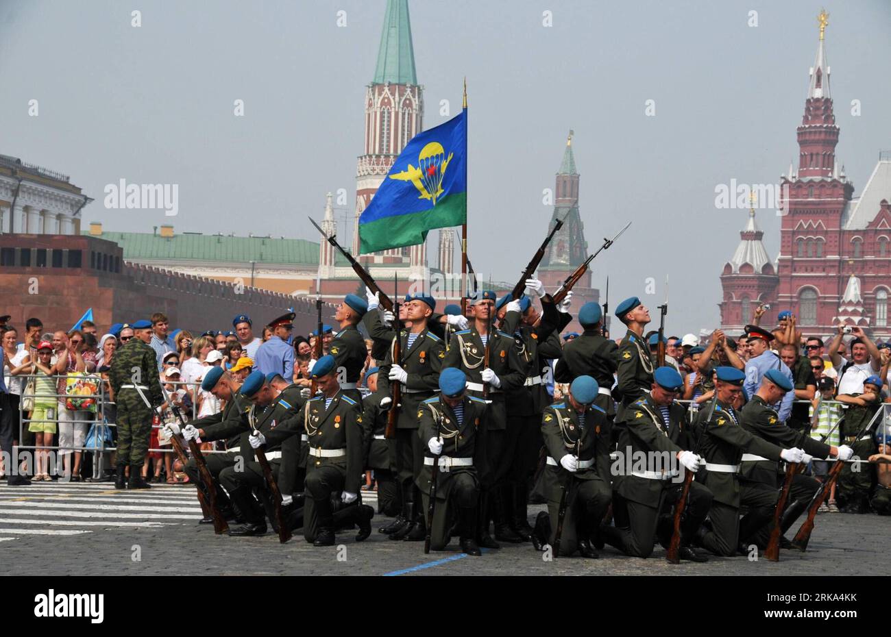Bildnummer: 54269065 Datum: 02.08.2010 Copyright: imago/Xinhua (100802) -- MOSCA, 2 agosto 2010 (Xinhua) -- le guardie d'onore del paracadutista russo si esibiscono durante una cerimonia di parata per celebrare il 80 ° anniversario della creazione delle forze paracadutisti russe, sulla Piazza Rossa a Mosca, Russia, 2 agosto 2010. (Xinhua/Liu Kai) (zw) (4)RUSSIA-MOSCA-PARACADUTISTI-ANNIVERSARY PUBLICATIONxNOTxINxCHN Gesellschaft Jubiläum Militär RUS Fallschirmjäger Soldat kbdig xng 2010 quer o0 totale Bildnummer 54269065 Data 02 08 2010 Copyright Imago XINHUA Mosca Aug 2 2010 XINHUA Russian Paratrooper HONOR Guards Foto Stock