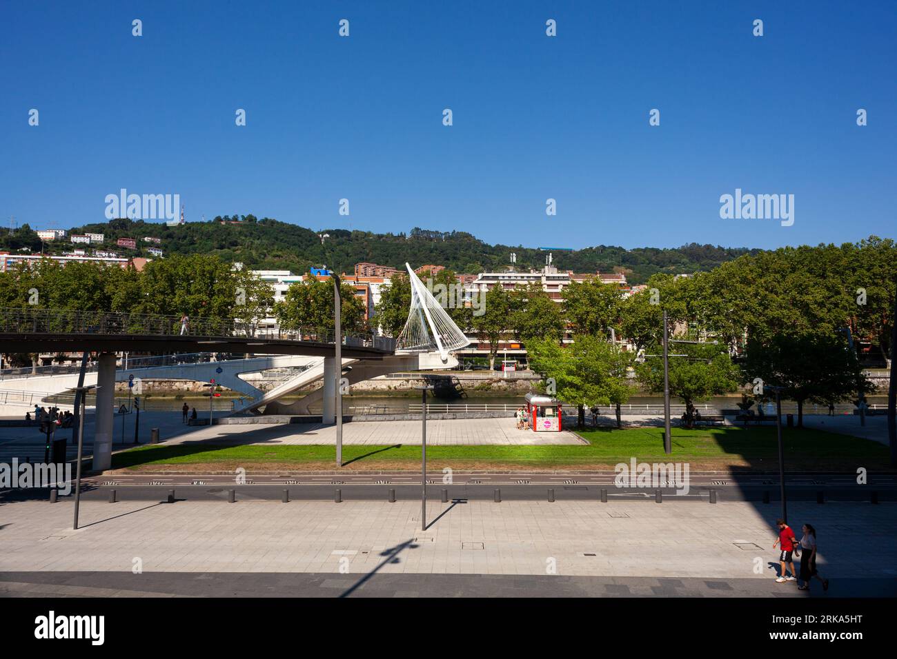 Bilbao, Spagna - 02 agosto 2022: Vista sul ponte Zubizuri Foto Stock
