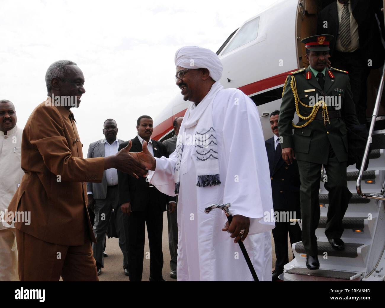 Bildnummer: 54278515 Datum: 05.08.2010 Copyright: imago/Xinhua (100805) -- KHARTOUM, 5 agosto 2010 (Xinhua) -- il presidente sudanese Omar al-Bashir (C) è accolto dal vicepresidente Ali Osman Mohammed Taha al suo arrivo a Khartoum, Sudan, 5 agosto 2010. Giovedì il presidente sudanese Omar al-Bashir è tornato a Khartoum dopo una visita di due giorni in Libia, durante la quale ha tenuto colloqui con il leader libico Muammar Gheddafi sulle questioni della frontiera congiunta, sulla presenza del leader del movimento ribelle per la giustizia e l'uguaglianza (JEM) nel Darfur in Libia e nel Sudan meridionale. (Xinhua/Mohammed Babiker) (zw) (2)SUDAN-KHARTOUM Foto Stock