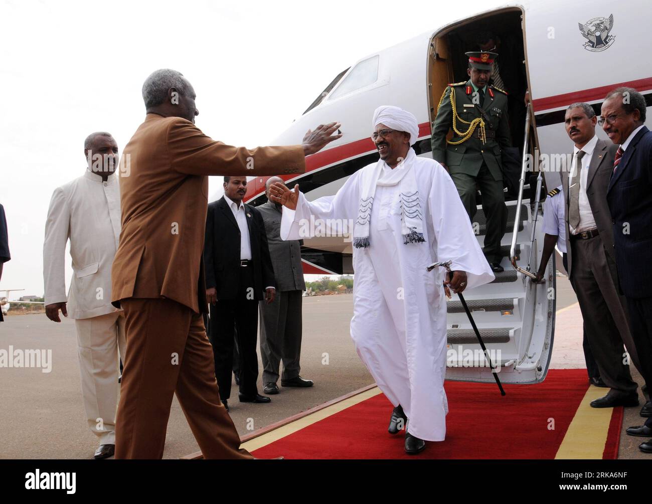 Bildnummer: 54278517 Datum: 05.08.2010 Copyright: imago/Xinhua (100805) -- KHARTOUM, 5 agosto 2010 (Xinhua) -- il presidente sudanese Omar al-Bashir (C) è accolto dal vicepresidente Ali Osman Mohammed Taha al suo arrivo a Khartoum, Sudan, 5 agosto 2010. Giovedì il presidente sudanese Omar al-Bashir è tornato a Khartoum dopo una visita di due giorni in Libia, durante la quale ha tenuto colloqui con il leader libico Muammar Gheddafi sulle questioni della frontiera congiunta, sulla presenza del leader del movimento ribelle per la giustizia e l'uguaglianza (JEM) nel Darfur in Libia e nel Sudan meridionale. (Xinhua/Mohammed Babiker) (zw) (1)SUDAN-KHARTOUM Foto Stock