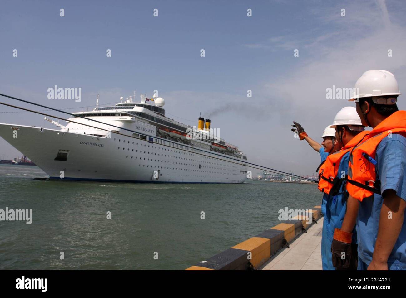 Bildnummer: 54282763 Datum: 07.08.2010 Copyright: imago/Xinhua (100808) -- TIANJIN, 8 agosto 2010 (Xinhua) -- la nave da crociera con sede in Italia Costa romantica arriva al Tianjin International Cruise Homeport nel nord della Cina a Tianjin, 7 agosto 2010. Due navi da crociera ancorate contemporaneamente al porto di recente costruzione per la prima volta il sabato. Otto transatlantici internazionali sono partiti dal porto da quando è stato inaugurato il 26 giugno di quest'anno, con circa 26.000 passeggeri serviti. (Xinhua/Yi Ming) (wy) CHINA-TIANJIN-CRUISE LINERS (CN) PUBLICATIONxNOTxINxCHN Wirtschaft kbdig xkg 2010 quer o0 Schif Foto Stock