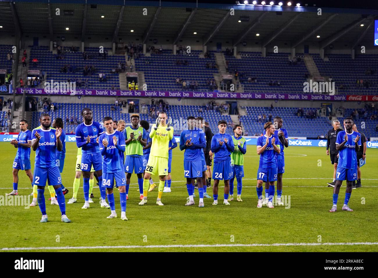 GENK, BELGIO - 24 AGOSTO: Maarten Vandevoordt del KRC Genk, Mark McKenzie del KRC Genk, Mujaid Sadick del KRC Genk, Ally Samatta del KRC Genk, Yira Sor del KRC Genk, Patrik Hrosovsky del KRC Genk, Joris Kayembe del KRC Genk, Daniel Munoz del KRC Genk, Luca Oyen del KRC Genk, Matias Galarza di KRC Genk, Bilal El Khannouss di KRC Genk, Hendrik Van Crombrugge di KRC Genk, Vic Chambaere di KRC Genk, Aziz Ouattara Muhammed di KRC Genk, Gerardo Arteaga di KRC Genk, Ait El Hadj di KRC Genk, Ibrahima Sory Bangoura di KRC Genk, Josue Kongolo di KRC Genk, Angelo Preciado di KRC Genk, Christopher Bonsu Baah di K Foto Stock