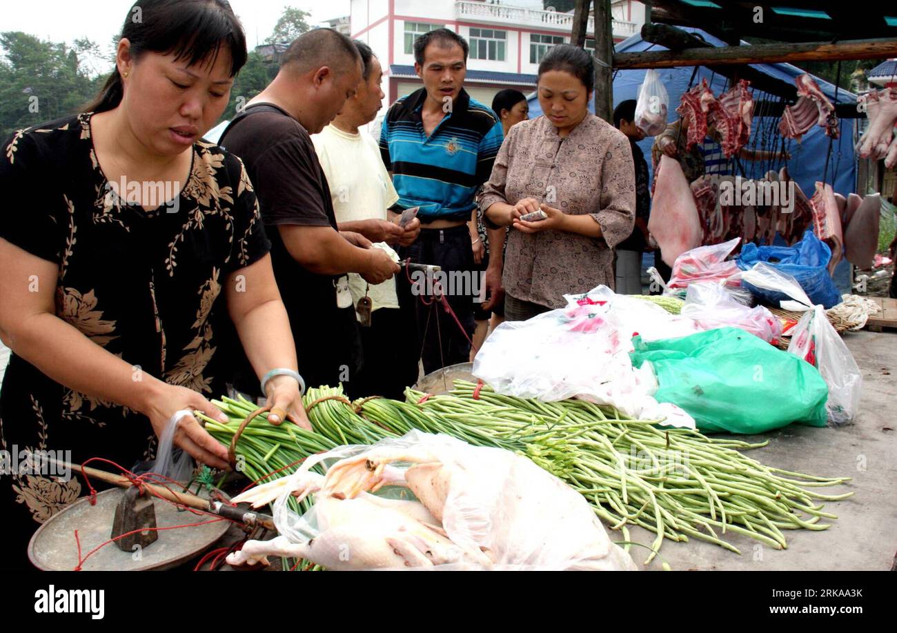 Bildnummer: 54293252 Datum: 12.08.2010 Copyright: imago/Xinhua (100812) -- MIANZHU, 12 agosto 2010 (Xinhua) -- i residenti locali fanno shopping in un mercato di strada nella municipalità di Qingping, città di Mianzhu, provincia del Sichuan della Cina sud-occidentale, 12 agosto 2010. La strada che collega Qingping e Hanwang nella provincia di Sichuan è ripresa giovedì dopo giorni di interruzione causati da frane innescate dalla pioggia il 1 agosto 2010. (Xinhua) (cxy) CHINA-QINGPING-ROAD-RESUMPTION (CN) PUBLICATIONxNOTxINxCHN Wirtschaft Markt kbdig xsk 2010 quer o0 Einzelhandel Gemüse Bildnummer 54293252 Date 12 08 2010 Copyright Imago XINHUA Mianzhu Foto Stock