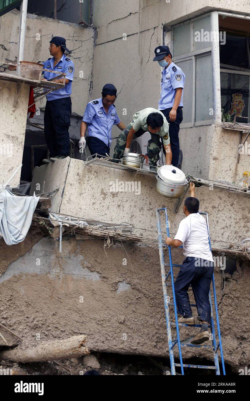 Bildnummer: 54293842 Datum: 12.08.2010 Copyright: imago/Xinhua (100812) -- ZHOUQU, 12 agosto 2010 (Xinhua) -- i soccorritori aiutano i residenti a trasferire articoli utili dalle loro case nella contea di Zhouqu, Gannan Tibetan Autonomous Prefecture nel nord-ovest della Cina nella provincia del Gansu, 12 agosto 2010. (Xinhua) CHINA-GANSU-ZHOUQU-RESIDENTS (CN) PUBLICATIONxNOTxINxCHN Gesellschaft Naturkatastrophe Erdrutsch Bevölkerung Land Leute Premiumd xint kbdig xub 2010 Hoch o0 Bergung Bildnummer 54293842 Date 12 08 2010 Copyright Imago XINHUA Zhouqu Aug 12 2010 XINHUA Rescue Help residenti trasferimento Foto Stock