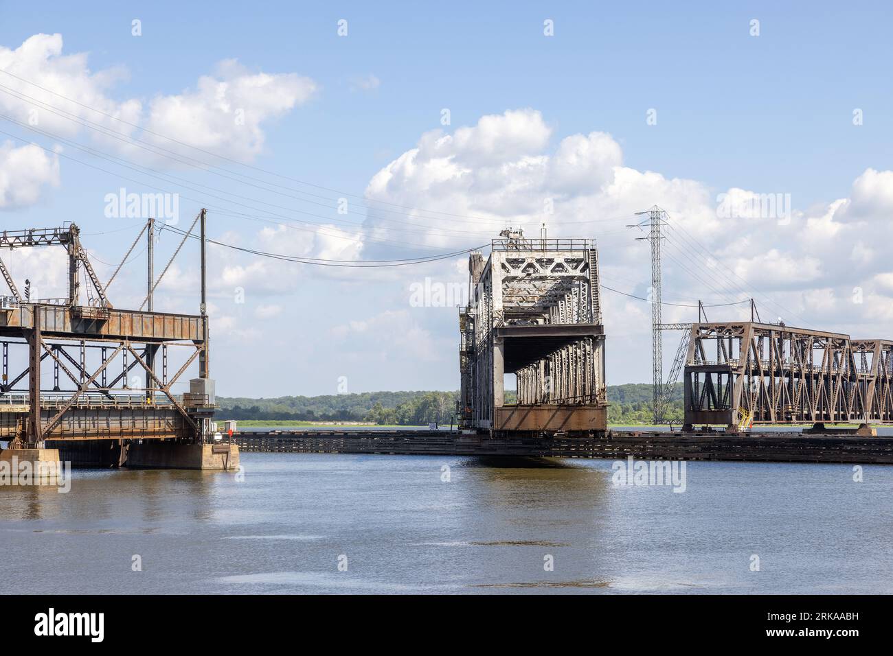 Il BNSF Santa Fe Swing Span Bridge sul fiume Mississippi a Fort Madison, Iowa, è un ponte a due piani con traffico ferroviario e automobilistico. TH Foto Stock