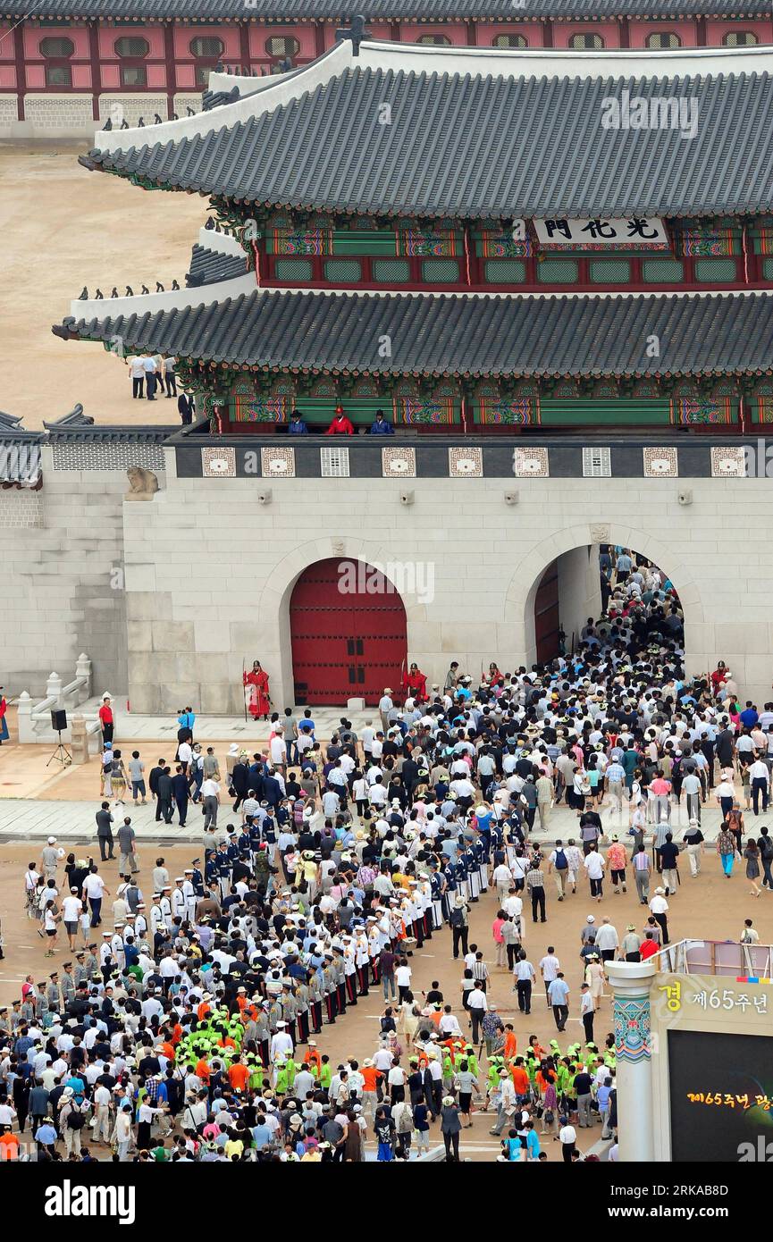 Bildnummer: 54298234 Datum: 15.08.2010 Copyright: imago/Xinhua (100815) - SEOUL, 15 agosto 2010 (Xinhua) -- la Corea del Sud partecipa alla cerimonia di inaugurazione del Gwanghwamun, il cancello principale di un palazzo reale, nel centro di Seoul 15 agosto 2010. Il Gwanghwamun, conosciuto come il volto di Seoul, ha assistito alla turbolenta storia moderna della penisola coreana. È stata inaugurata il 15 agosto, la giornata nazionale di liberazione sudcoreana, segnando la fine del dominio coloniale del Giappone nel 1945. (Xinhua/Newsis) (lyx) COREA DEL SUD-SEOUL-GWANGHWAMUN-RESTORATION PUBLICATIONxNOTxINxCHN Gesellschaft kbdig xkg 2010 hoc Foto Stock