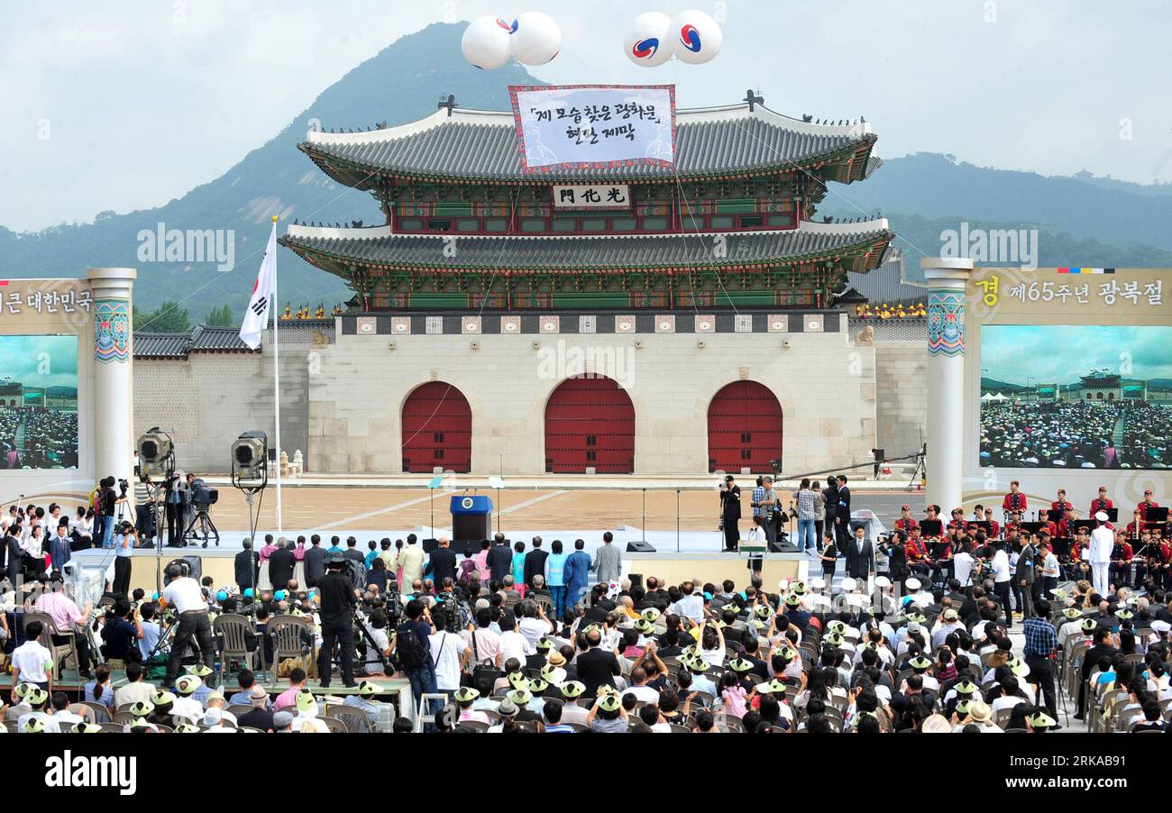 Bildnummer: 54298232 Datum: 15.08.2010 Copyright: imago/Xinhua (100815) - SEOUL, 15 agosto 2010 (Xinhua) -- la Corea del Sud partecipa alla cerimonia di inaugurazione del Gwanghwamun, il cancello principale di un palazzo reale, nel centro di Seoul 15 agosto 2010. Il Gwanghwamun, conosciuto come il volto di Seoul, ha assistito alla turbolenta storia moderna della penisola coreana. È stata inaugurata il 15 agosto, la giornata nazionale di liberazione sudcoreana, segnando la fine del dominio coloniale del Giappone nel 1945. (Xinhua/Newsis) (lyx) COREA DEL SUD-SEOUL-GWANGHWAMUN-RESTORATION PUBLICATIONxNOTxINxCHN Gesellschaft kbdig xkg 2010 que Foto Stock