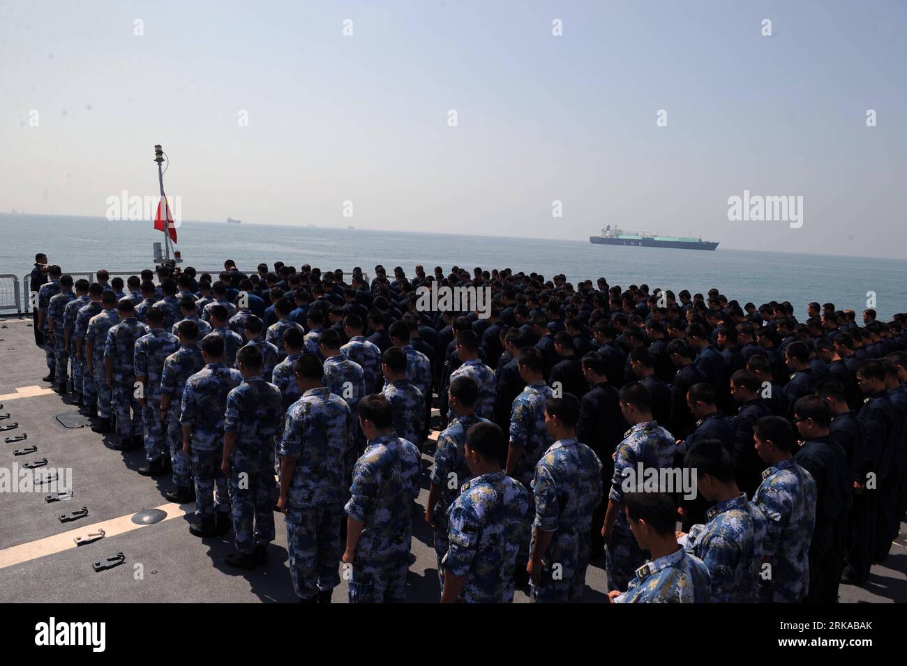 Bildnummer: 54298596 Datum: 15.08.2010 Copyright: imago/Xinhua (100815) -- DESTROYER GUANGZHOU, 15 agosto 2010 (Xinhua) -- i soldati e gli ufficiali della quinta flottiglia di scorta navale cinese rendono un tributo silenzioso alle vittime del disastro dell'8 agosto nella contea di Zhouqu, nella prefettura autonoma tibetana di Gannan nel nord-ovest della provincia del Gansu della Cina, a bordo del cacciatorpediniere Guangzhou, 15 agosto 2010. (Xinhua/Liu Chunhui) (wh) CHINA-CHINESE NAVAL FLOTILLA-ZHOUQU MUDSLIDE VICTIMS-LUTTO PUBLICATIONxNOTxINxCHN Gesellschaft Naturkatastrophe Erdrutsch Gedenken kbdig xmk 2010 quer o0 mi Foto Stock