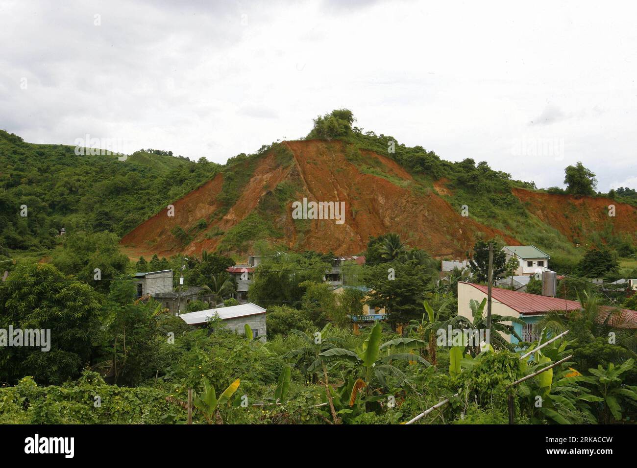 Bildnummer: 54311527 Datum: 18.08.2010 Copyright: imago/Xinhua (100818) -- MANILA, 18 agosto 2010 (Xinhua) -- le case sono viste ai piedi di una collina scavata a San Mateo, Rizal, Filippine, 18 agosto 2010. La Philippine Atmospheric, Geophysic and Astronomical Services Administration ha avvertito il pubblico di possibili frane a causa di un'area poco profonda a bassa pressione 60 chilometri a nord-ovest di Catarman, Samar settentrionale. Alcune aree del paese che sono soggette a inondazioni e frane sono abitate da residenti, secondo il National Geohazard Mapping and Assessment Program fatto dalle miniere A. Foto Stock