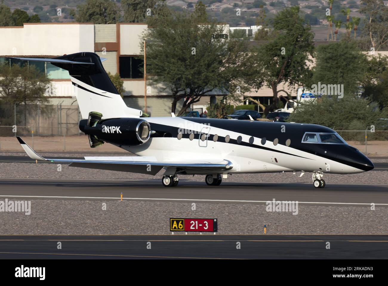 Un business jet Gulfstream G280 atterra all'aeroporto di Scottsdale in Arizona. Foto Stock