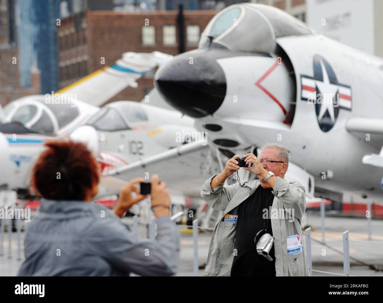 Bildnummer: 54343530 Datum: 24.08.2010 Copyright: imago/Xinhua (100824) -- NEW YORK, 24 agosto 2010 (Xinhua) -- i turisti scattano foto all'Intrepid Sea, Air and Space Museum di New York, Stati Uniti, 24 agosto 2010. L'Air Force Week NYC ha tenuto la sua cerimonia di apertura al museo martedì. (Xinhua/Shen Hong) (3)US-NEW YORK-AIR FORCE WEEK PUBLICATIONxNOTxINxCHN Gesellschaft Militär Luftwaffe kbdig xsk 2010 quer Bildnummer 54343530 Data 24 08 2010 Copyright Imago XINHUA New York 24 agosto 2010 i turisti di XINHUA scattano foto ALL'Intrepid Sea Air and Space Museum di New York The United Foto Stock