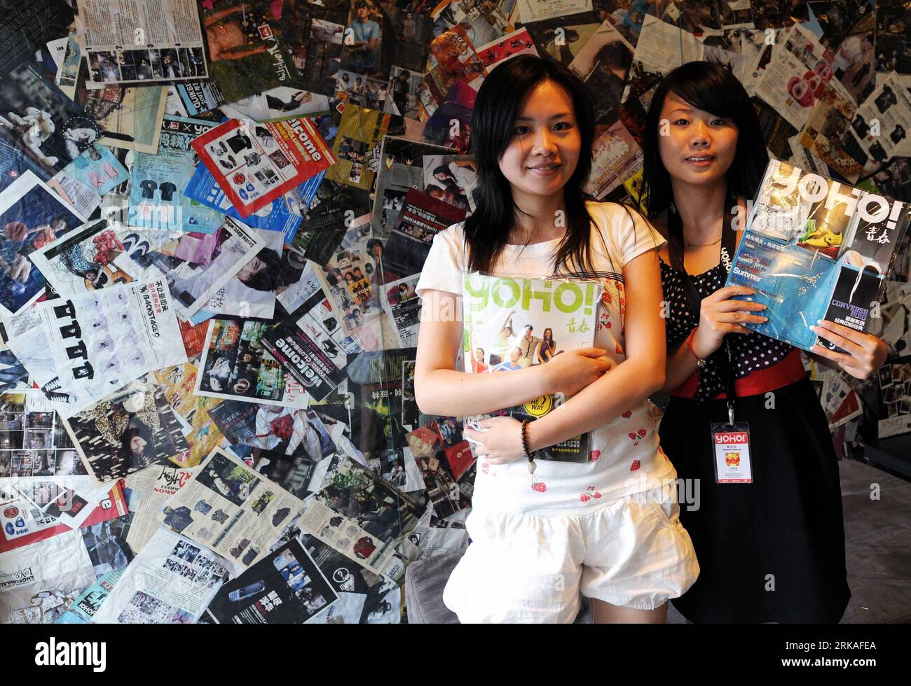 Bildnummer: 54346379 Datum: 16.08.2010 Copyright: imago/Xinhua membro dello staff LAN Juan (L) e Huang Pingping posano per una foto all'ufficio di YOHO a Nanchino, capitale della provincia di Jiangsu della Cina orientale, 16 agosto 2010. PUBLICATIONxNOTxINxCHN Gesellschaft Kultur Jugendkultur Magazin Jugendmagazin Fotostory Medien Printmedien kbdig xdp 2010 quer Bildnummer 54346379 Data 16 08 2010 Copyright Imago XINHUA membro dello staff LAN Juan l e Huang Ping Ping posa per foto PRESSO l'ufficio di Yoho a Nanchino capitale della provincia di Jiangsu agosto 16 2010 PUBLICATIONxNOTxINxCHN società Cultura giovani cul Foto Stock
