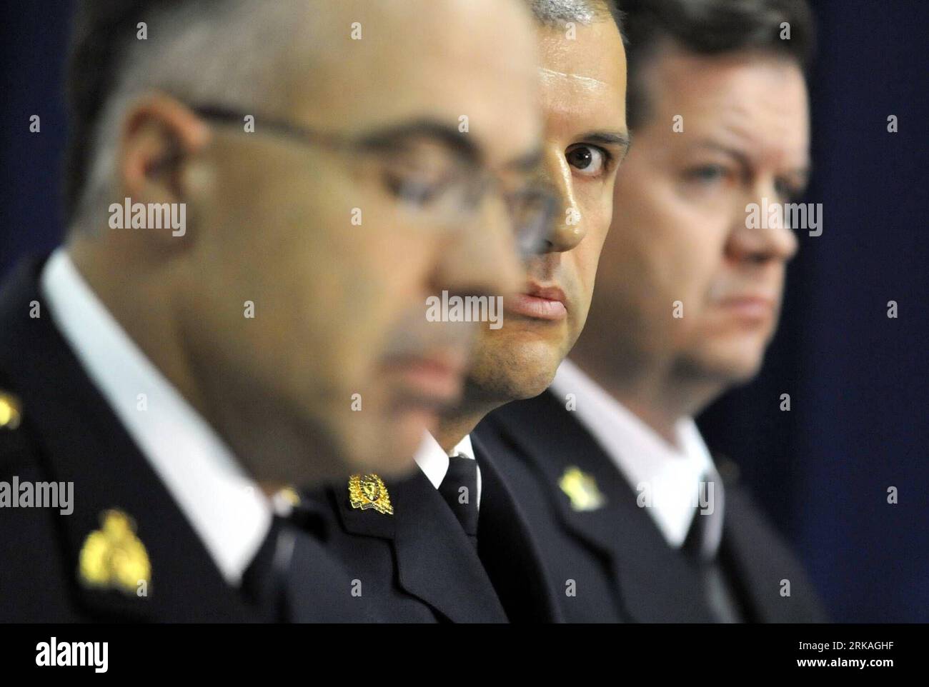 Bildnummer: 54358920 Datum: 26.08.2010 Copyright: imago/Xinhua (100813) -- OTTAWA, ago. 27, 2010 (Xinhua) -- Royal Canadian Mounted Police (RCMP) Assistant Commissioner Francois Bidal, RCMP Chief Superintendent Serge Therriault and Canada Border Services Agency (CBSA) Denis Vinette (L-R) partecipa a una conferenza stampa, presso l'RCMP S Leomont Building a Ottawa, Ontario, Canada, 26 agosto 2010. Tre arrestati per presunti attentati terroristici qui avevano esplosivi e abbastanza detonatori a circuito stampato per 50 bombe, la polizia ha detto in una conferenza stampa qui giovedì pomeriggio. (Xinhua/Ashley Fraser)(a Foto Stock