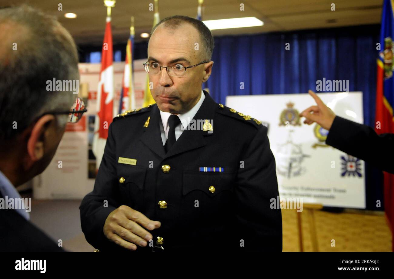 Bildnummer: 54358919 Datum: 26.08.2010 Copyright: imago/Xinhua (100813) -- OTTAWA, ago. 27, 2010 (Xinhua) -- Royal Canadian Mounted Police (RCMP) Assistente Commissario Francois Bidal parla con un giornalista dopo la conferenza stampa, al Leomont Building della RCMP di Ottawa, Ontario, Canada, ago. 26, 2010. Tre arrestati per presunti attentati terroristici qui avevano esplosivi e abbastanza detonatori a circuito stampato per 50 bombe, la polizia ha detto in una conferenza stampa qui giovedì pomeriggio. (Xinhua/Ashley Fraser)(axy) CANADA-OTTAWA-POLIZIA-PRESUNTO COMPLOTTO TERRORISTICO-ARRESTO PUBLICATIONxNOTxINxCHN People P Foto Stock