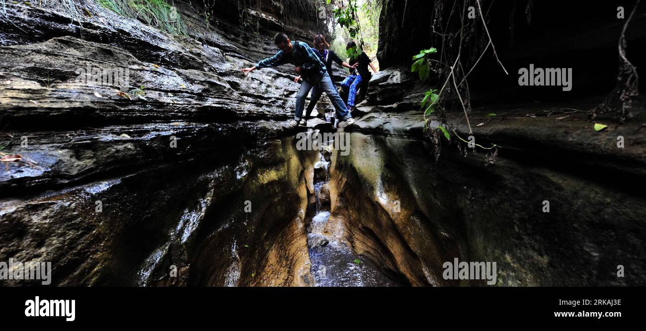 Bildnummer: 54367268 Datum: 30.08.2010 Copyright: imago/Xinhua (100830) -- NAIROBI, 30 agosto 2010 (Xinhua) -- i turisti giocano al Parco Nazionale di Hell S Gate, a nord-ovest di Nairobi, capitale del Kenya, il 30 2010 agosto. (Xinhua/Zhao Yingquan) (3)KENYA-HELL S-GATE-PARK PUBLICATIONxNOTxINxCHN Reisen kbdig xub 2010 quer o0 Schlucht klettern o00 Nationalpark Bildnummer 54367268 Data 30 08 2010 Copyright Imago XINHUA Nairobi agosto 30 2010 i turisti di XINHUA giocano AL Bright S Gate National Park a nord-OVEST di Nairobi capitale del Kenya il 30 2010 agosto XINHUA Zhao Yingquan 3 Kenya Bright S Gate Park Foto Stock