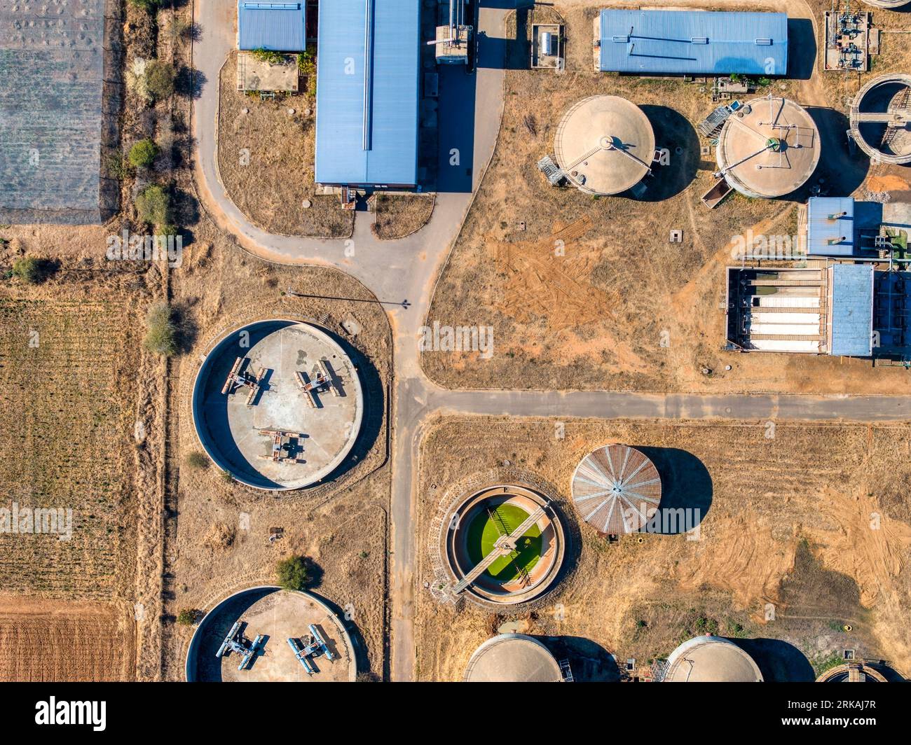 Gli impianti di trattamento delle acque reflue e gli operatori dei sistemi rimuovono gli inquinanti dai rifiuti domestici e industriali, viaggiano attraverso le tubature delle fognature fino agli impianti di trattamento Foto Stock