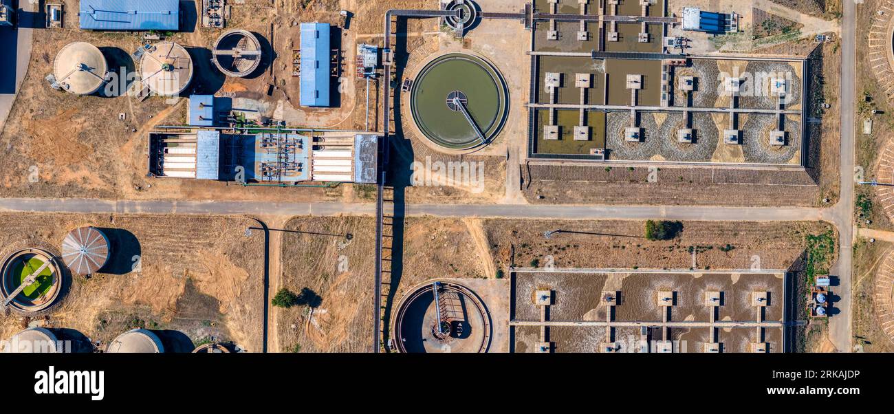 Gli impianti di trattamento delle acque reflue e gli operatori dei sistemi rimuovono gli inquinanti dai rifiuti domestici e industriali, viaggiano attraverso le tubature delle fognature fino agli impianti di trattamento Foto Stock