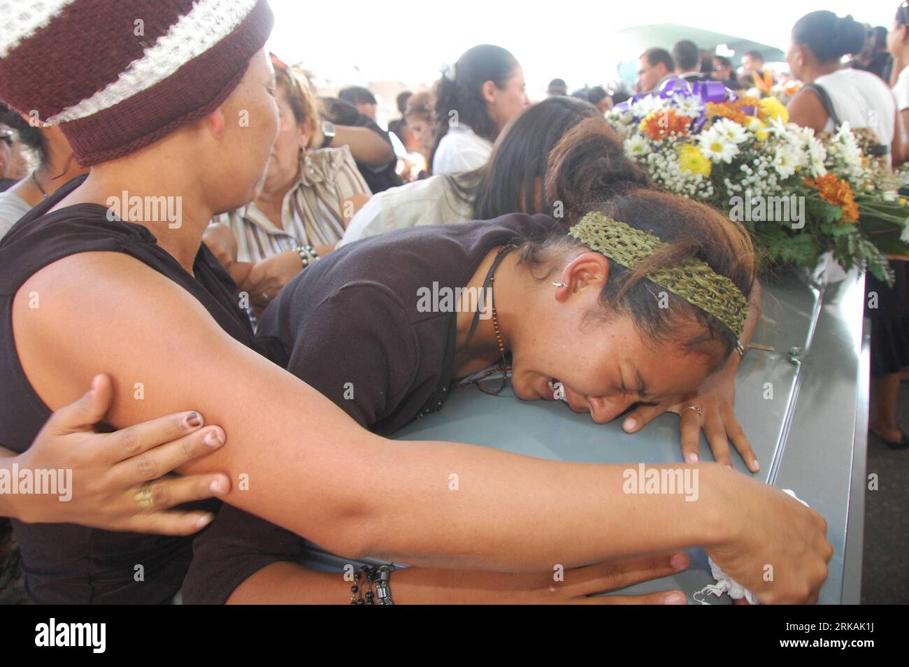 Bildnummer: 54390852 Datum: 01.09.2010 Copyright: imago/Xinhua (100902) -- TEGUCIGALPA, 2 settembre 2010 (Xinhua) -- Un relativo grida sulla bara di una delle 16 vittime honduregne del massacro dei migranti a Tamaulipas, Messico, al suo arrivo a Tegucigalpa, Honduras, il 1 settembre 2010. Mercoledì si è tenuta una cerimonia ufficiale per l'arrivo delle bare delle 16 vittime honduregne del massacro di migranti a Tegucigalpa. (Xinhua/Jorge Pineda) (dyw) HONDURAS-TEGUCIGALPA-MIGRANTS-MASSACRE PUBLICATIONxNOTxINxCHN Gesellschaft Massaker Leichen Migranten Überführung Premiumd xint kbdig x Foto Stock