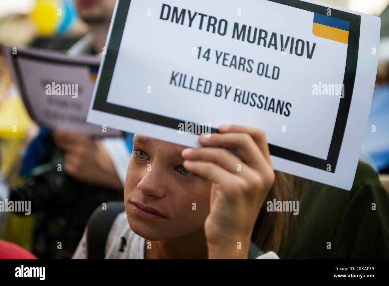 Varsavia, Polonia. 24 agosto 2023. Un ragazzo ucraino piange durante il raduno, segnando il giorno dell'indipendenza dell'Ucraina. Migliaia di rifugiati ucraini che vivevano a Varsavia si sono riuniti nella città Vecchia per celebrare il 32° giorno dell'indipendenza dell'Ucraina, il 24 agosto, e allo stesso tempo per protestare contro l'invasione russa lunga 1,5 anni. Molti portavano con sé le bandiere nazionali dell'Ucraina, gli avvisi necrologi e numerosi partecipanti avevano lacrime agli occhi. Credito: SOPA Images Limited/Alamy Live News Foto Stock