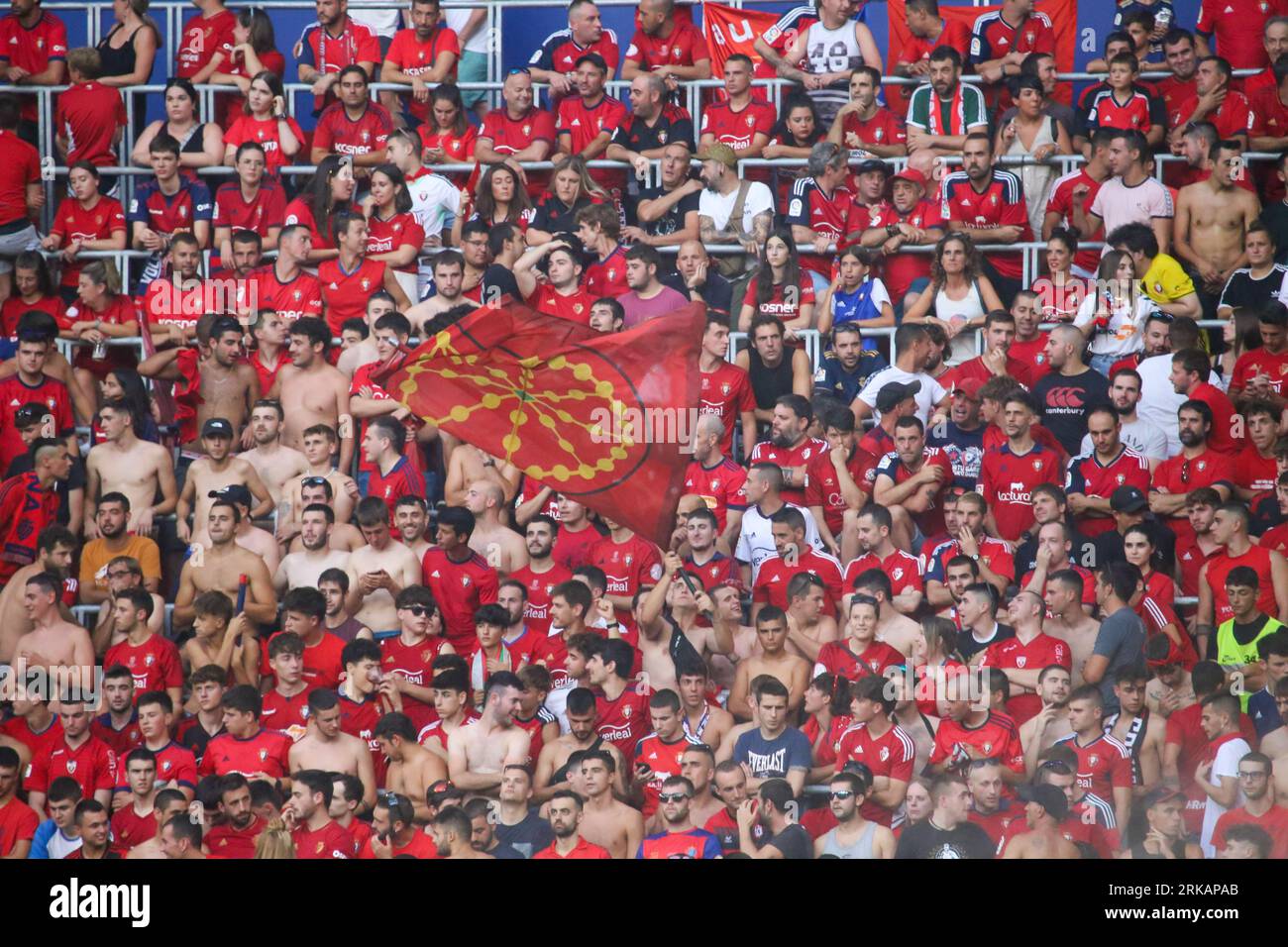 Pamplona, Spagna, 24 agosto 2023: I tifosi di CA Osasuna tifosi prima della partita durante la prima tappa del precedente round della UEFA Europa Conference League 2023-24 tra CA Osasuna e Club Brugge allo stadio El Sadar , a Pamplona, il 24 agosto 2023. Credito: Alberto Brevers / Alamy Live News. Foto Stock