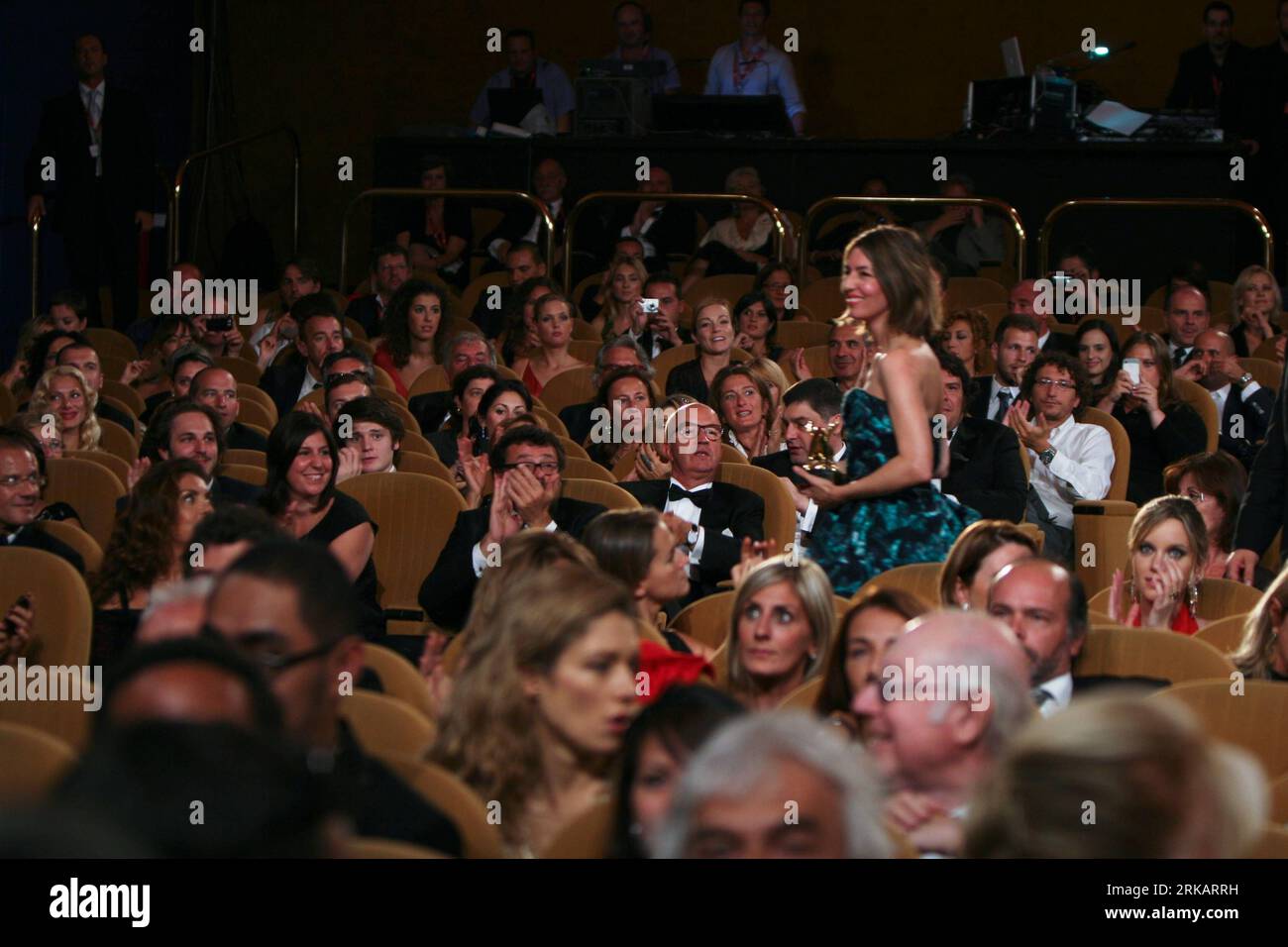 Bildnummer: 54420345 Datum: 11.09.2010 Copyright: imago/Xinhua VENICE, 12 settembre 2010 (Xinhua) - la regista americana Sofia Coppola, la regista di Somewhere , riceve il Leone d'Oro per il miglior film durante la cerimonia di chiusura della 67a Mostra del Cinema di Venezia, Italia, 11 settembre 2010. SofiaxCoppola s Somewhere, la sua esplorazione del rapporto tra un padre e la sua giovane figlia sotto le luci della celebrità cinematografica, ha vinto il primo premio al Festival del Cinema di Venezia sabato. (Xinhua/Huang Xiaozhe) (wh) ITALY-VENICE-FILM FESTIVAL-GOLDEN LION PUBLICATIONxNOTxINxCHN Kultur EN Foto Stock