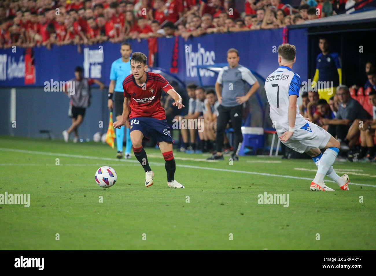 Pamplona, Spagna, 24 agosto 2023: il giocatore di CA Osasuna Aimar Oroz (10, L) allontana Andreas Skov Olsen (7, R) durante la prima tappa del turno precedente della UEFA Europa Conference League 2023-24, tra CA Osasuna e Club Brugge allo stadio El Sadar, a Pamplona, il 24 agosto 2023. Credito: Alberto Brevers / Alamy Live News. Foto Stock