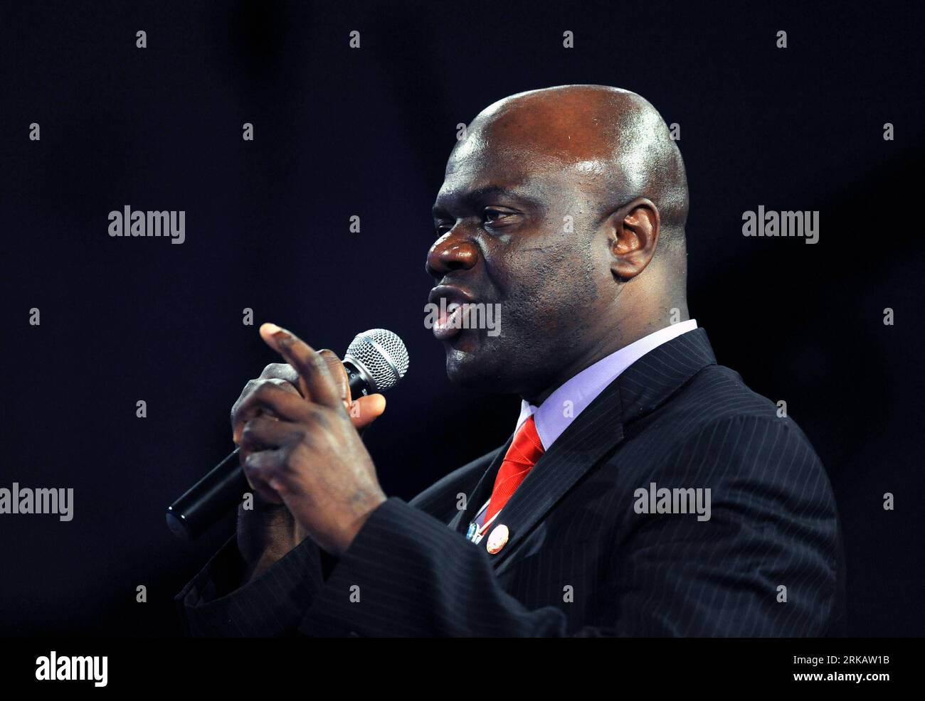 Bildnummer: 54431781 Datum: 15.09.2010 Copyright: imago/Xinhua (100915) -- TIANJIN, 15 settembre 2010 (Xinhua) -- Arthur G. Mutambara, Vice primo Ministro dello Zimbabwe, pone domande durante il dibattito televisivo sulla prossima crisi economica? Della riunione annuale dei nuovi campioni del World Economic Forum 2010, nota anche come quarta edizione del Forum estivo di Davos, nella municipalità di Tianjin nella Cina settentrionale il 15 settembre 2010. (Xinhua/li Muzi)(axy) DAVOS 2010-CHINA-TIANJIN-TV DIBATTITO PUBLICATIONxNOTxINxCHN People Wirtschaft Politik Weltwirtschaftsforum Sommer Davos Sommerforum kbdig xkg 2010 quer Bildnummer 54431 Foto Stock