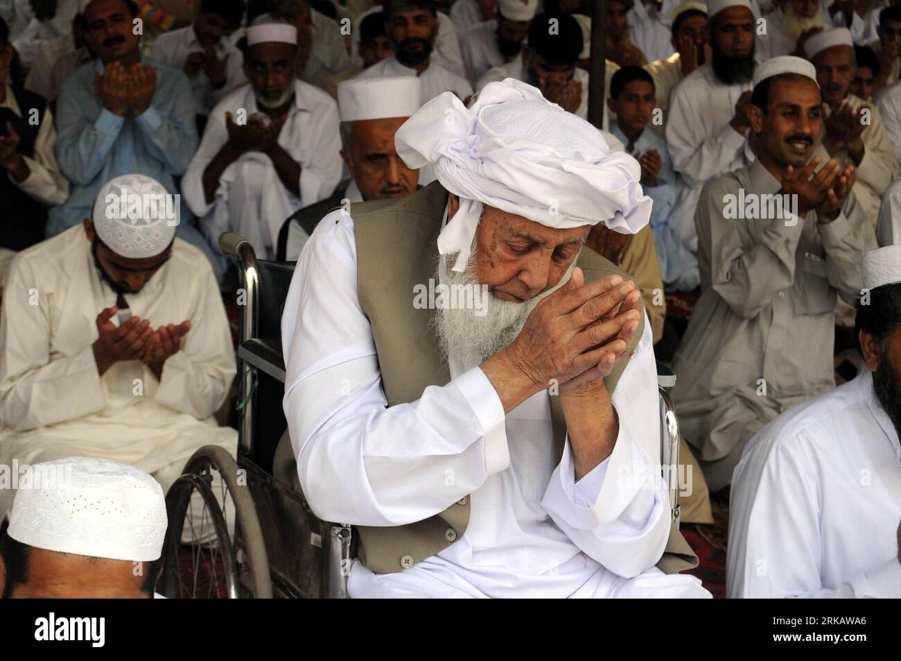 Bildnummer: 54432063 Datum: 10.09.2010 Copyright: imago/Xinhua PESHAWAR, 10 settembre 2010 (Xinhua) -- musulmani pakistani pregano in una moschea nel nord-ovest del Pakistan di Peshawar, 10 settembre 2010, per valutare Eid al-Fitr, un festival di tre giorni che segna la fine del Ramadan, il mese di digiuno nel calendario islamico. (Xinhua Photo/Umar Qayyum) (gj) PAKISTAN-PESHAWAR-EID ai-FITR-PREGHIERA PUBLICATIONxNOTxINxCHN Gesellschaft religione Islam Tradition Brauch Feste kbdig xkg 2010 quer o0 Gebet Bildnummer 54432063 Date 10 09 2010 Copyright Imago XINHUA Peshawar Sept 10 2010 XINHUA Pakistani musulmani Pray A Mosq Foto Stock