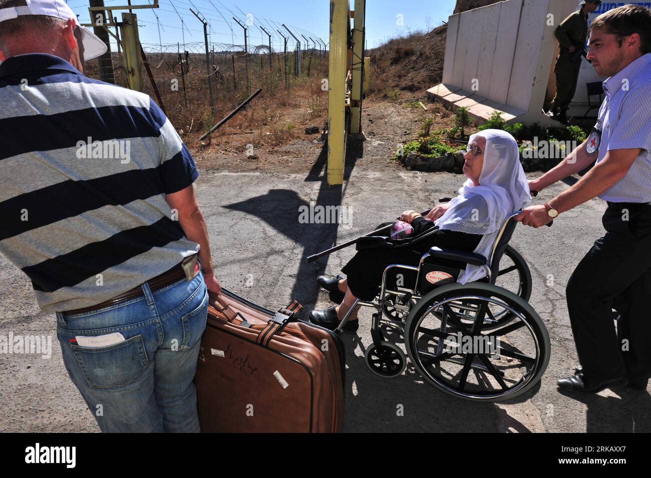 Bildnummer: 54435362 Datum: 16.09.2010 Copyright: imago/Xinhua (100916) -- KUNEITRA, 16 settembre 2010 (Xinhua) -- Una donna drusa (C) attraversa il checkpoint israelo-siriano a Kuneitra, 16 settembre 2010. Circa 700 pellegrini drusi del Golan occupato da Israele hanno attraversato Kuneitra per visitare i parenti in Siria e le tombe sacre il giovedì mattina. Per i residenti del Golan occupato da Israele, viaggiare in Siria è severamente limitato. (Xinhua/Yin Dongxun) (zcq) ISRAELE-SIRIA-GOLAN-DRUSI PELLEGRINI PUBLICATIONxNOTxINxCHN Gesellschaft religione Drusen Grenze Grenzübergang Grenzübertritt Israel Syrien kbdig Foto Stock