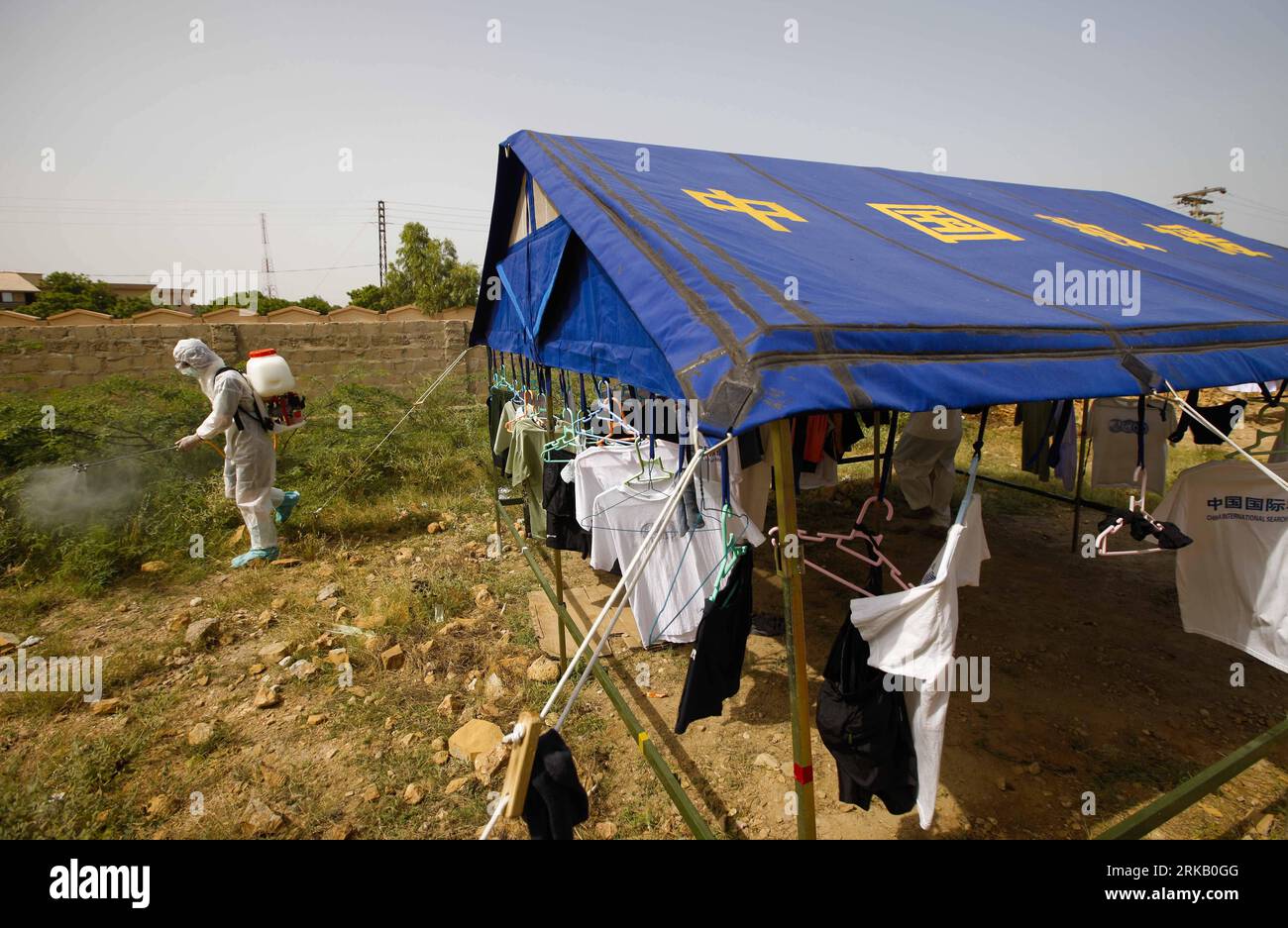 Bildnummer: 54438536 Datum: 17.09.2010 Copyright: imago/Xinhua (100917) - THATTA, 17 settembre 2010 (Xinhua) - Un membro della squadra di soccorso cinese spruzza il disinfettante nella città di Makly, nella Thatta, nel Pakistan meridionale, 17 settembre 2010. Cinque casi di diarrea erano stati diagnosticati in questo settore entro il 17 settembre. La situazione delle prevenzione epidemiche in questo settore non è ottimistica per cinque casi di diarrea sono stati segnalati in soli quattro giorni, ha detto Liang Liwu, vice capo dell'ospedale generale della polizia armata cinese. (Xinhua/Zhou lei) (wh) PAKISTAN-THATTA-PREVENZIONE EPIDEMICA-SQUADRA DI SOCCORSO CINESE PUBBLICO Foto Stock