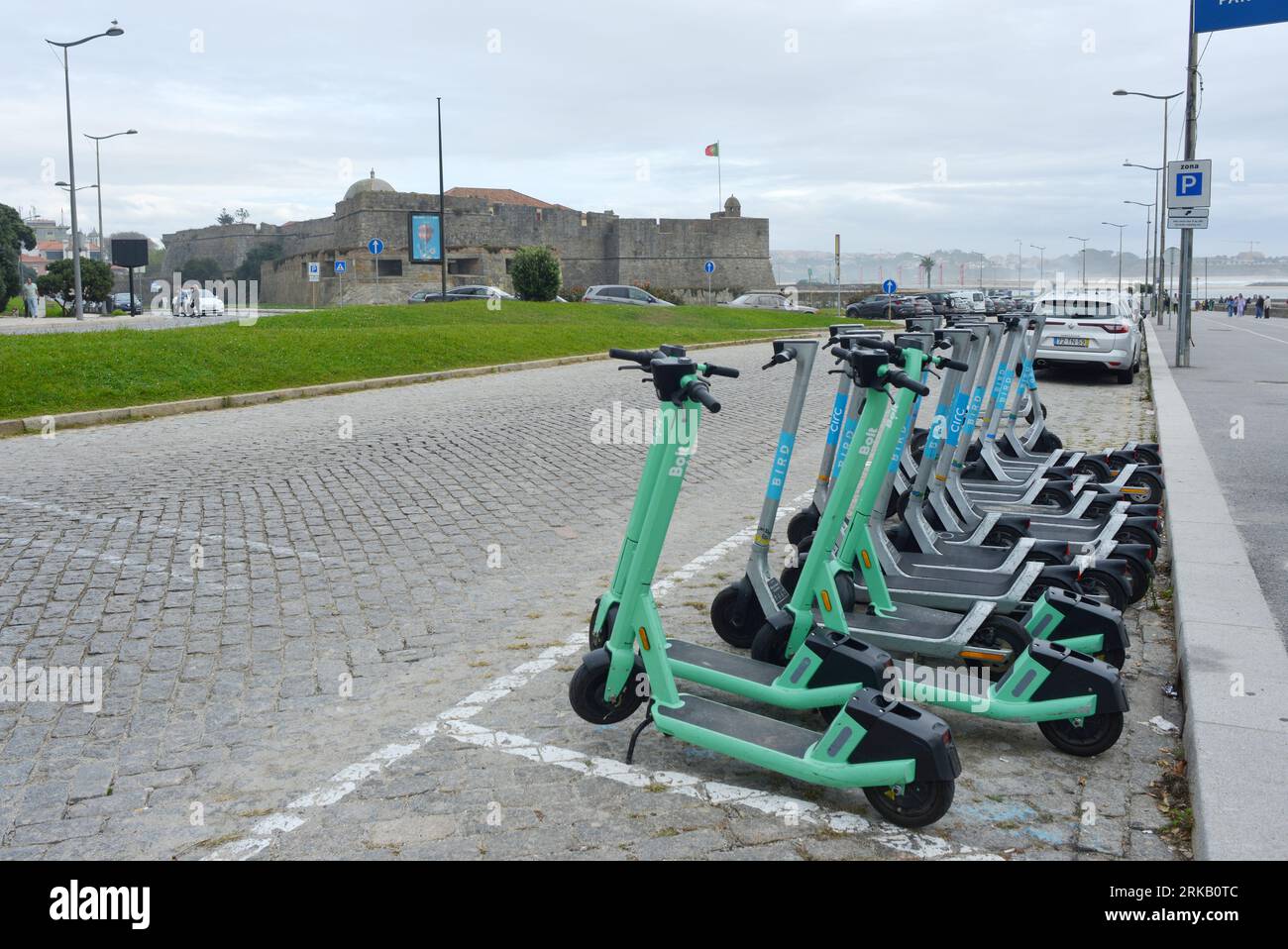 Stazione di noleggio scooter elettrici e biciclette elettriche sulla strada di Foz do Douro, Porto Foto Stock