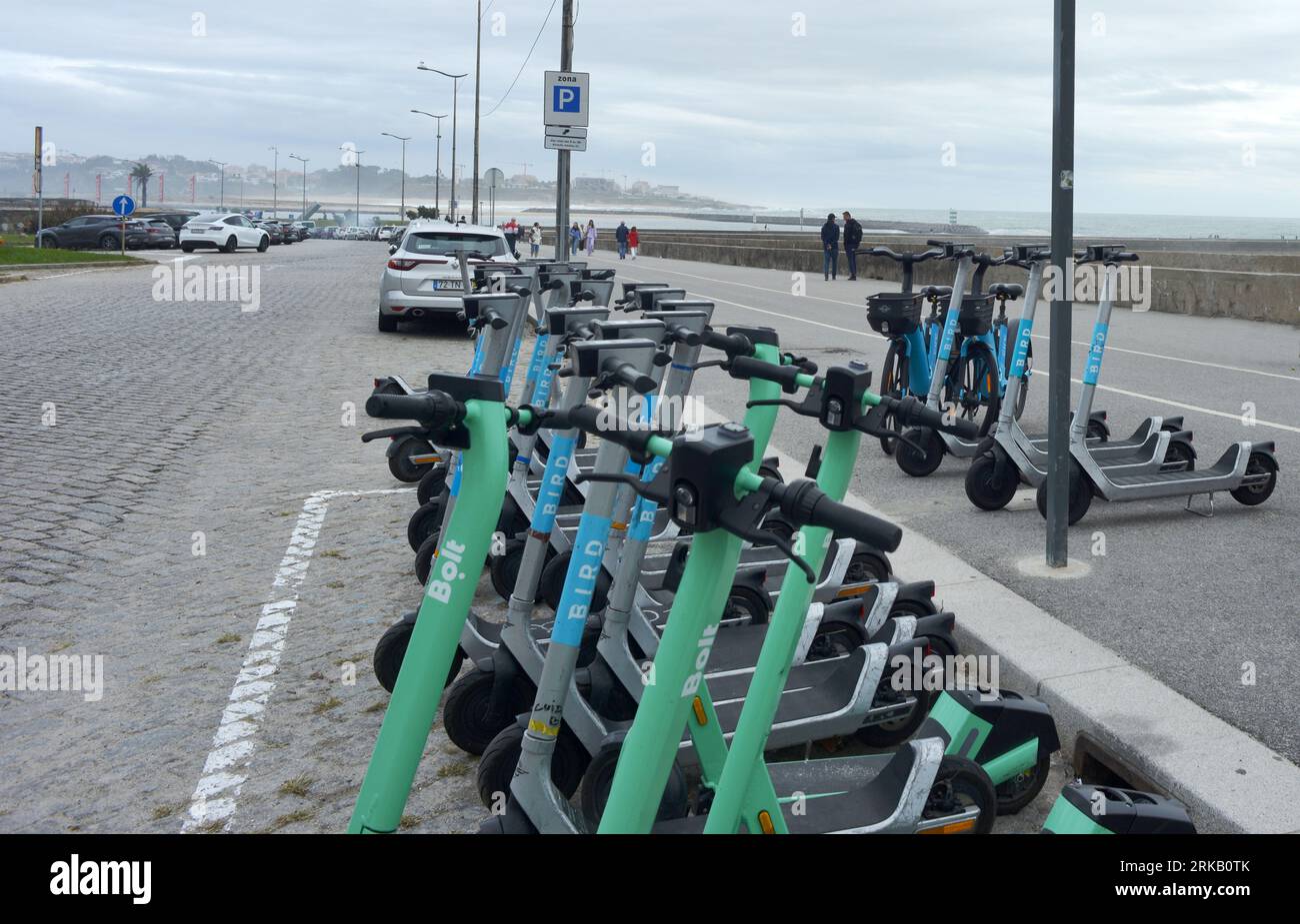 Passeggiata sulla spiaggia di Fos do Douro a Porto con stazione di condivisione di scooter elettrici Foto Stock