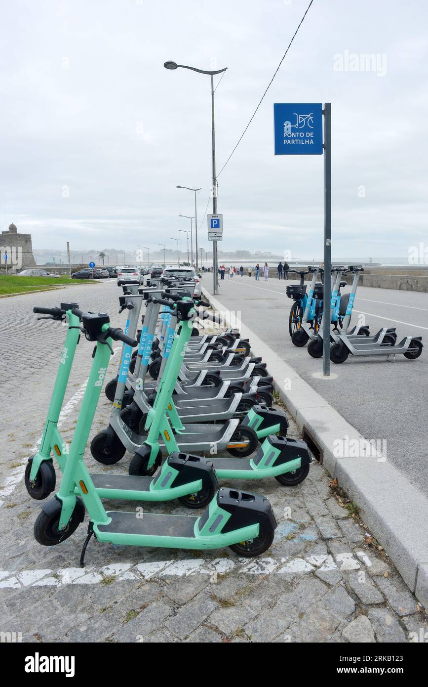 Porto, Portogallo, 10-16.2022 stazione di noleggio per scooter elettrici e biciclette sul mare atlantico Foto Stock