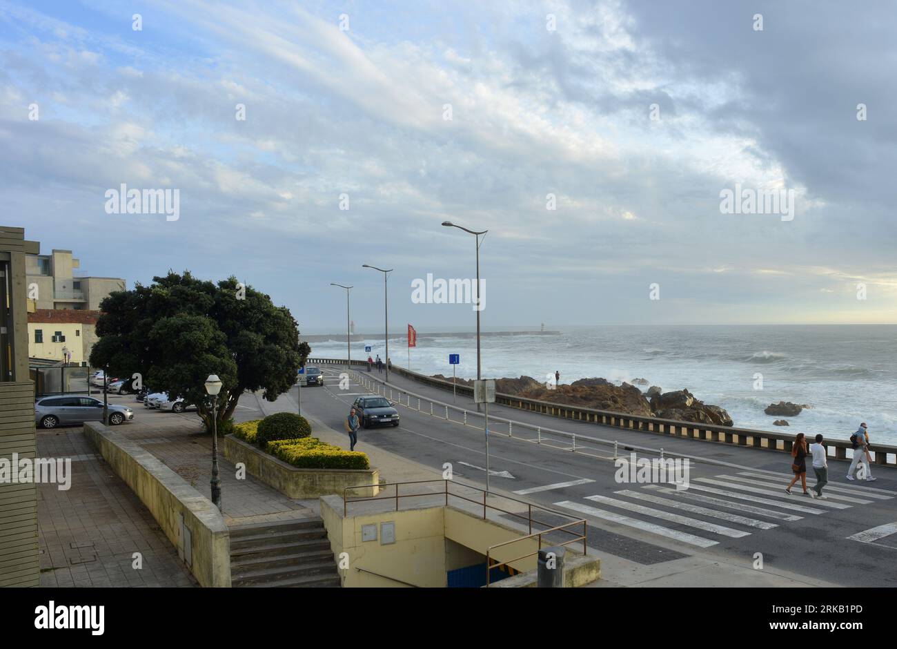 Porto, Portogallo 10-16-2022 vista sull'oceano atlantico e sulla passeggiata Avenida de Carlos Foto Stock
