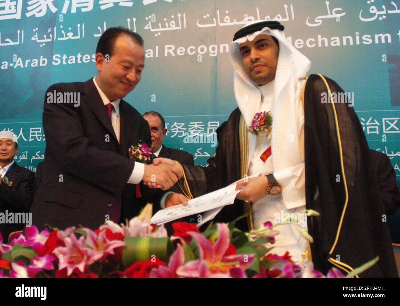 Bildnummer: 54466634 Datum: 26.09.2010 Copyright: imago/Xinhua (100926) -- YINCHUAN, 26 settembre 2010 (Xinhua) -- Ahmed Alsharuofie (R), vice presidente del Consiglio arabo-cinese di scambio commerciale associato e culturale, stringe la mano a Wang Shengjun, rappresentante del Ningxia Food Certification Center, durante la riunione di riconoscimento reciproco sugli standard di certificazione alimentare halal degli stati cinesi-arabi a Yinchuan, capitale della regione autonoma Ningxia Hui della Cina nord-occidentale, 26 settembre 2010. L'incontro è uno dei principali eventi del 2010 China (Ningxia) International Investment and Trade Fair e. Foto Stock