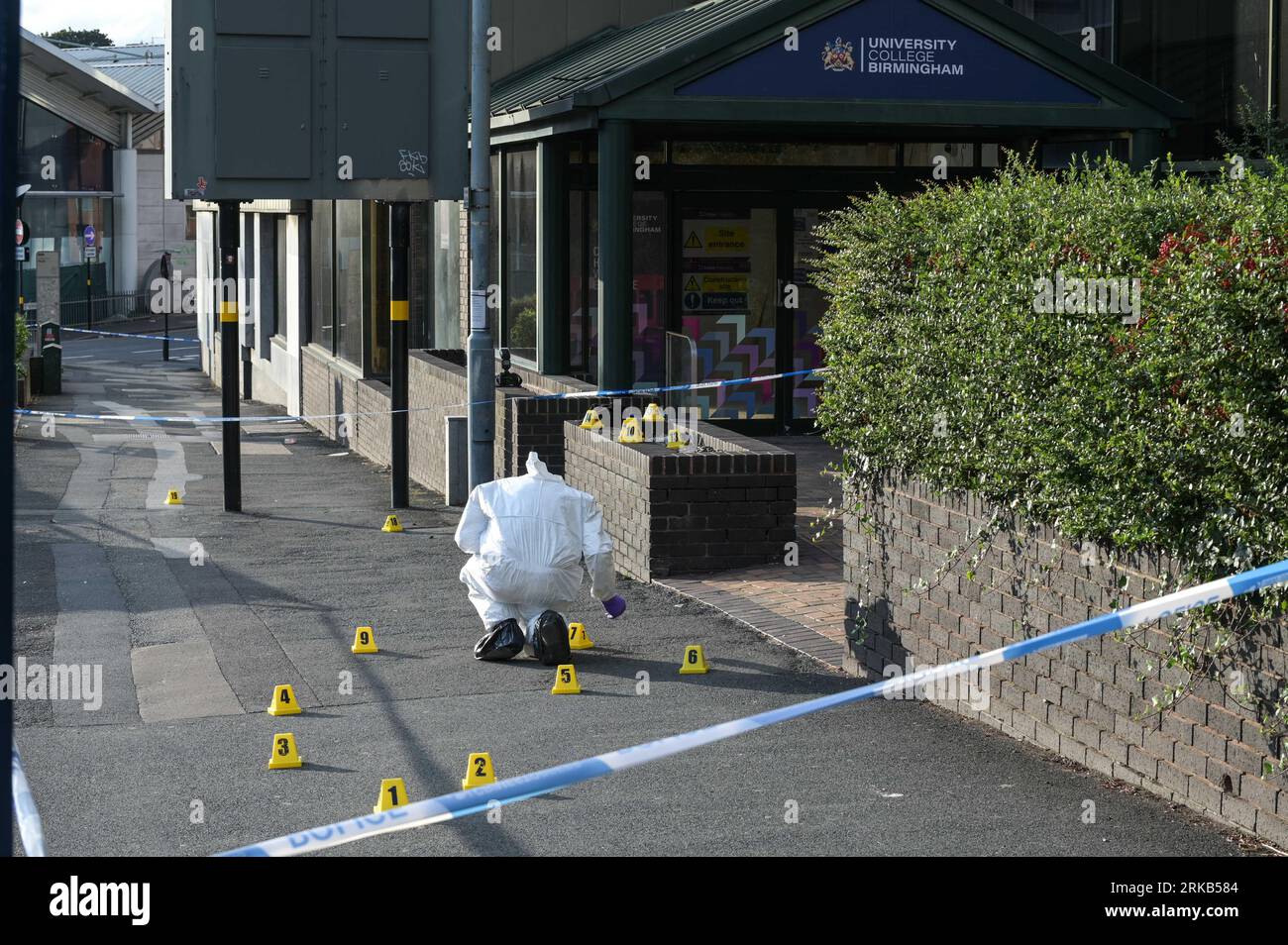 Parade, Birmingham, 24 agosto 2023: Un ufficiale forense esamina la scena dopo che un ragazzo di 16 anni è stato pugnalato fuori dall'University College di Birmingham giovedì pomeriggio. Un portavoce della polizia ha detto a BirminghamLive: "Siamo stati chiamati a un pugnalato fuori dall'University College di Birmingham a Ladywood, alle 14:40 di oggi (24 agosto). Un sedicenne è stato ricoverato in ospedale con gravi ferite. "Le nostre richieste sono in fase iniziale e chiunque disponga di informazioni è invitato a contattarci tramite chat dal vivo sul nostro sito Web o chiamando il numero 101 e il registro delle quotazioni 2794 del 24 agosto." Credito: Stop Press Media/Alamy Live News Foto Stock