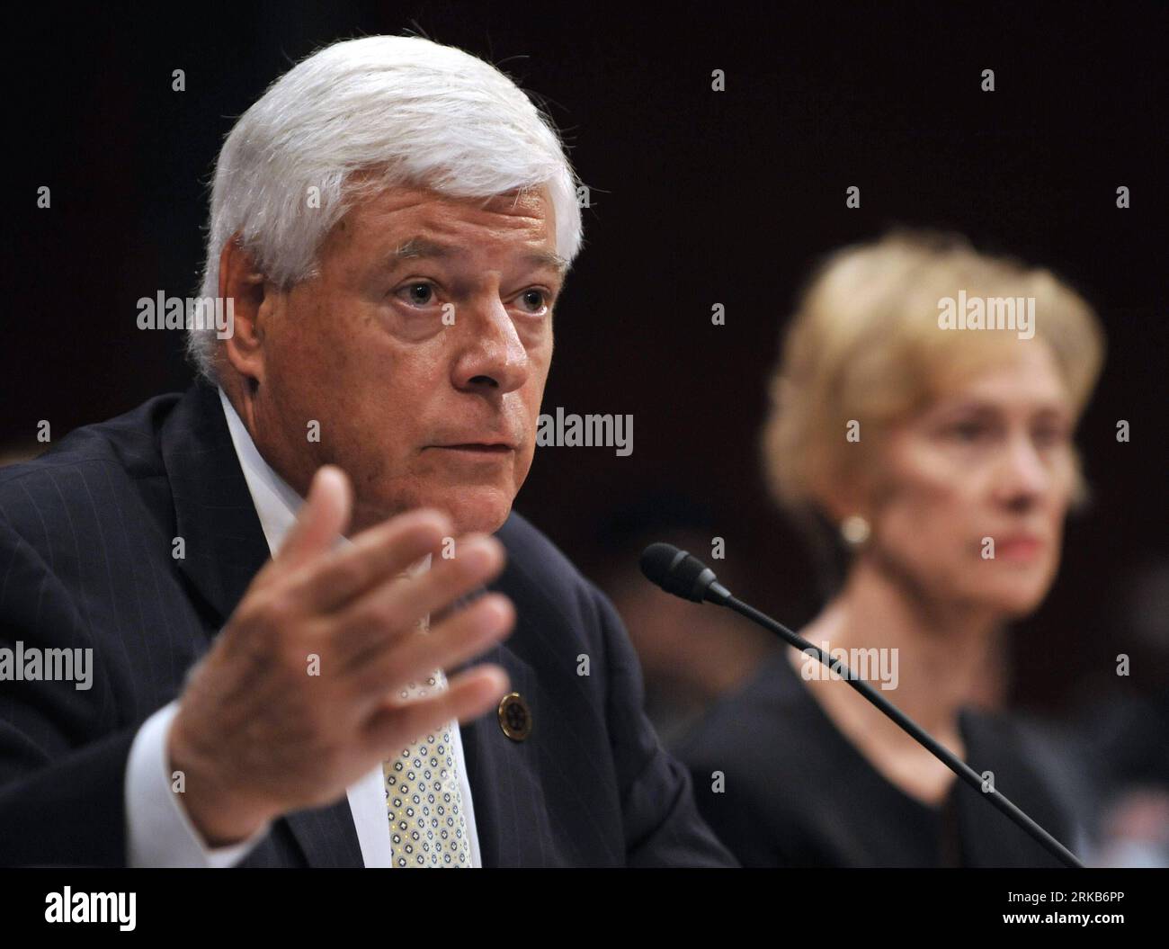 (100930) -- WASHINGTON D.C., 30 settembre 2010 (Xinhua) -- Presidente e CEO di Johnson and Johnson William Weldon (L) e Presidente mondiale di Johnson and Johnson Consumer Group Colleen Goggins, testimoniare durante un'audizione sul richiamo di Johnson e Johnson del tylenol dei bambini e di altri medicinali per bambini e il richiamo fantasma di motrin, davanti alla House Oversight and Government Reform Committee on Capitol Hill a Washington D.C., capitale degli Stati Uniti, 30 settembre 2010. L'audizione ha esaminato i problemi di qualità presso McNeil Consumer Healthcare, una delle aziende Johnson e Johnson. (Xinhua Foto Stock